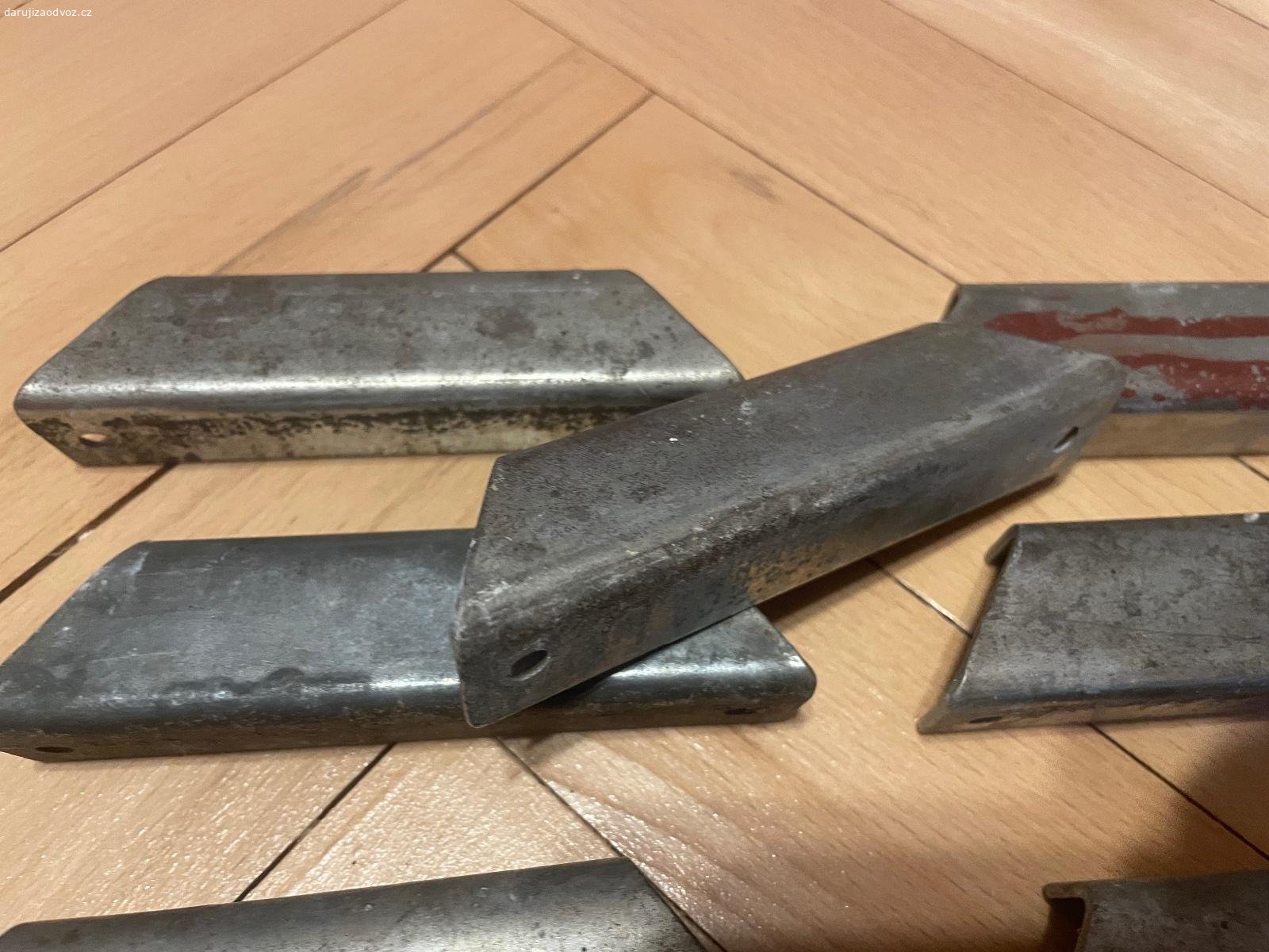 Madla např. na skříň nebo komodu - 11 ks. Daruji madla např. na skříň nebo komodu - 11 kusů. Rozteč děr 9 cm. Cena za všechny! K vyzvednutí po předchozí domluvě na Praze 4. Lze zaslat i Zásilkovnou při platbě předem. Daruji další věci za ODVOZ viz. inzeráty!