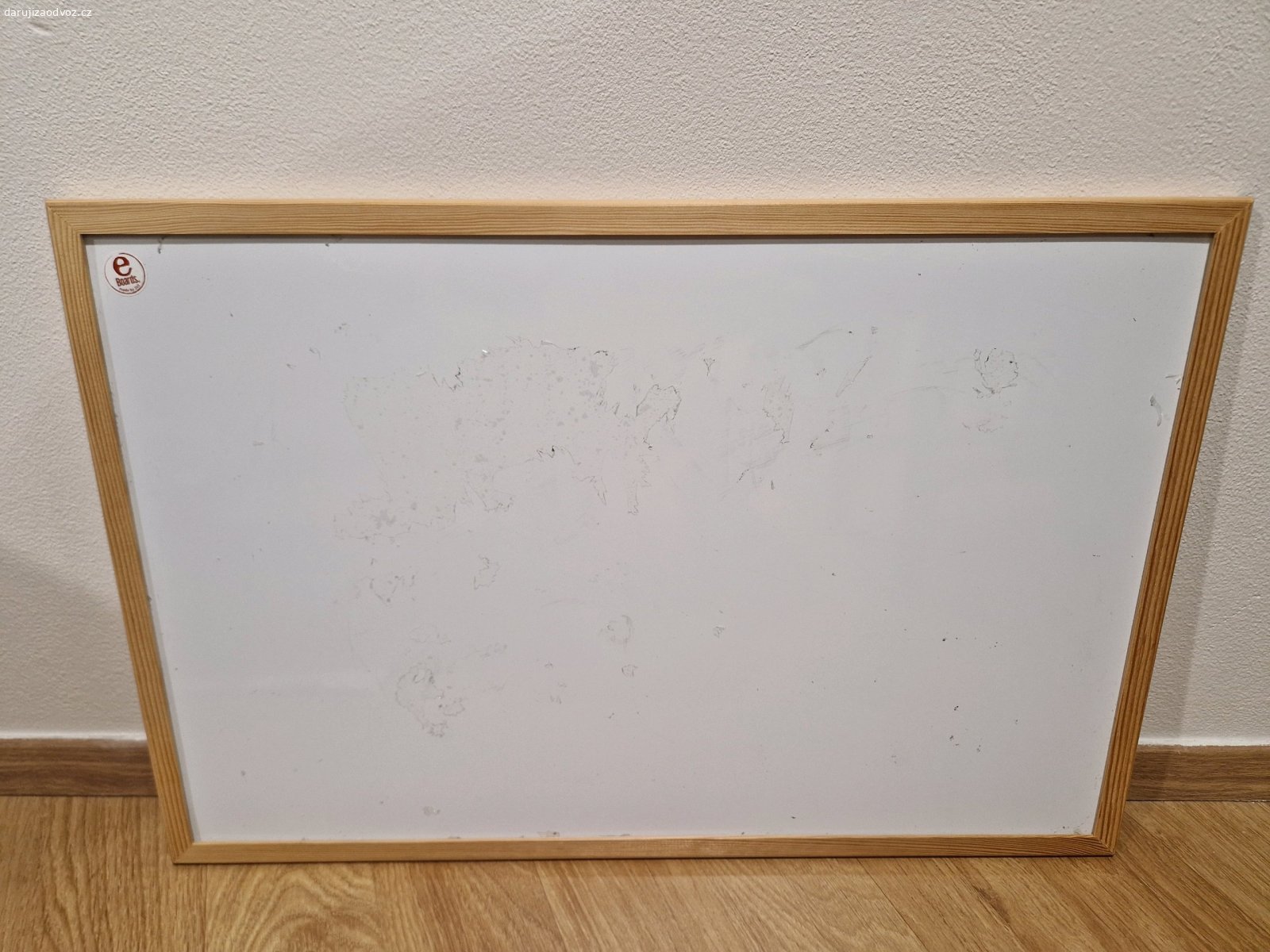 Magneticka tabule / whiteboard 60×40. Daruji bilou magnetickou tabulu, vhodna i na psani
Nedostatek: je potreba odstranit zbytky puvodniho obalu pokud se budenpouzivat na psani.