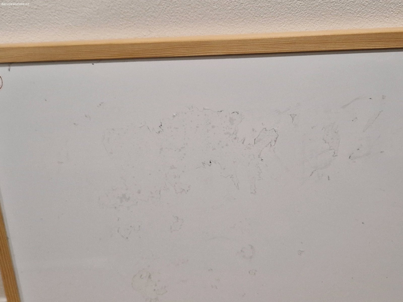 Magneticka tabule / whiteboard 60×40. Daruji bilou magnetickou tabulu, vhodna i na psani
Nedostatek: je potreba odstranit zbytky puvodniho obalu pokud se budenpouzivat na psani.
