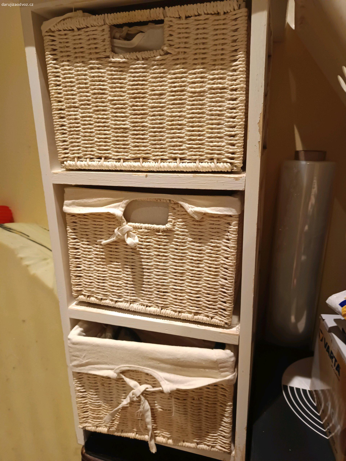 mala komoda bila se supliky. mala komoda bile barvy se 3 supliky. supliky vystlane platnem stejne barvy. Prosim volejte na mobil ci whatsapp