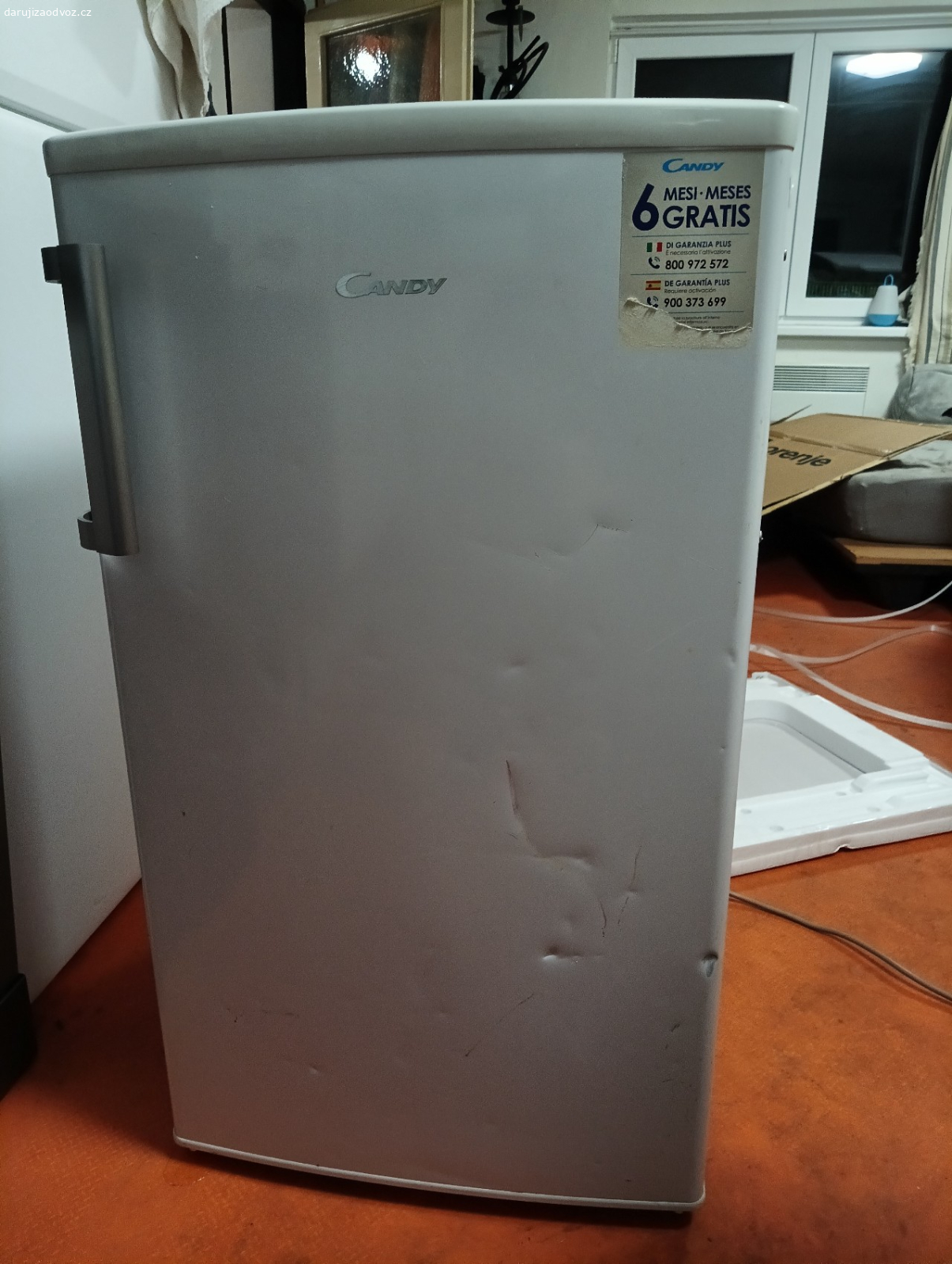 Malá lednice CANDY. Používaná lednice, šířka 48, hloubka 50, výška 85. Dvířka jsou omlácená. U poklopu mrazáčku chybí čudlík, takže mrazák dokonale netěsní (šikovné ruce si s tím poradí). Možná jako vestavná i samostatně stojící. Pište sms nebo WA s časem vyzvednutí (Nučice)