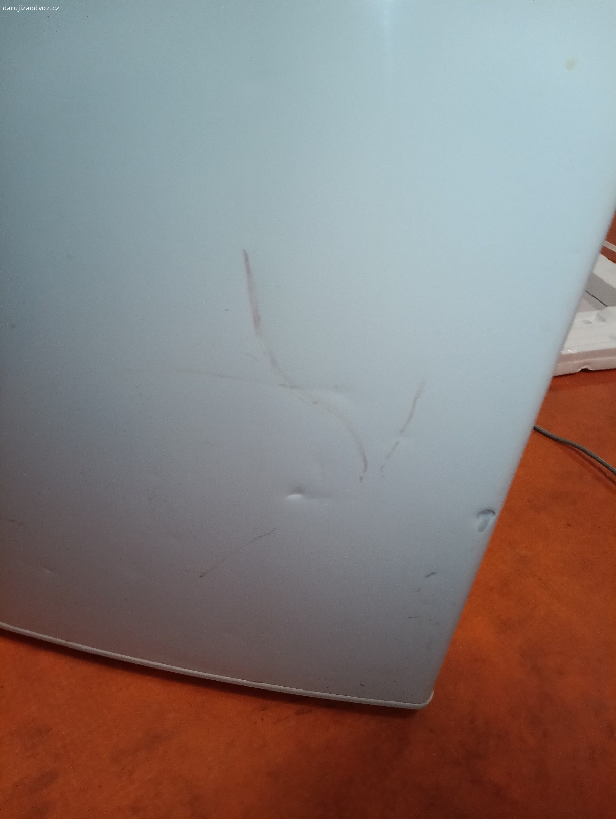 Malá lednice CANDY. Používaná lednice, šířka 48, hloubka 50, výška 85. Dvířka jsou omlácená. U poklopu mrazáčku chybí čudlík, takže mrazák dokonale netěsní (šikovné ruce si s tím poradí). Možná jako vestavná i samostatně stojící. Pište sms nebo WA s časem vyzvednutí (Nučice)