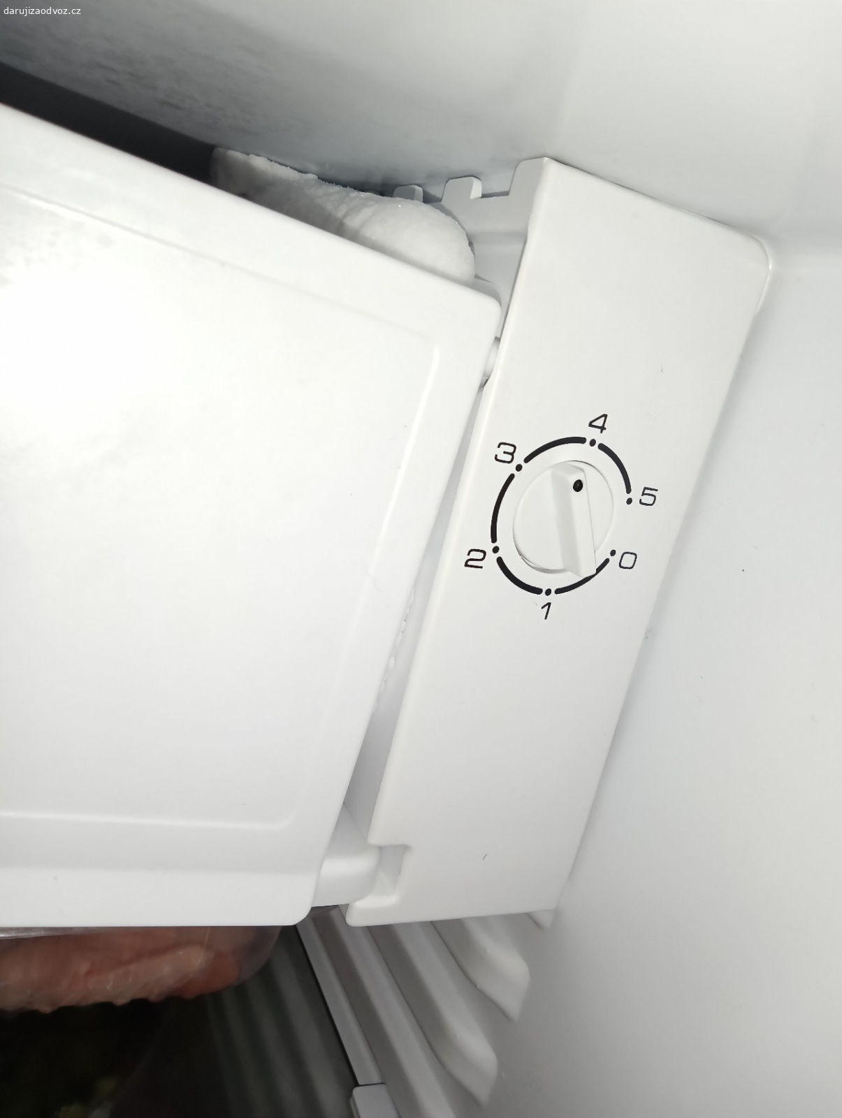 Malá lednice CANDY. Používaná lednice, šířka 48, hloubka 50, výška 85. Dvířka jsou omlácená. U poklopu mrazáčku chybí čudlík, takže mrazák dokonale netěsní (šikovné ruce si s tím poradí). Možná jako vestavná i samostatně stojící. Pište sms nebo WA s časem vyzvednutí (Nučice)