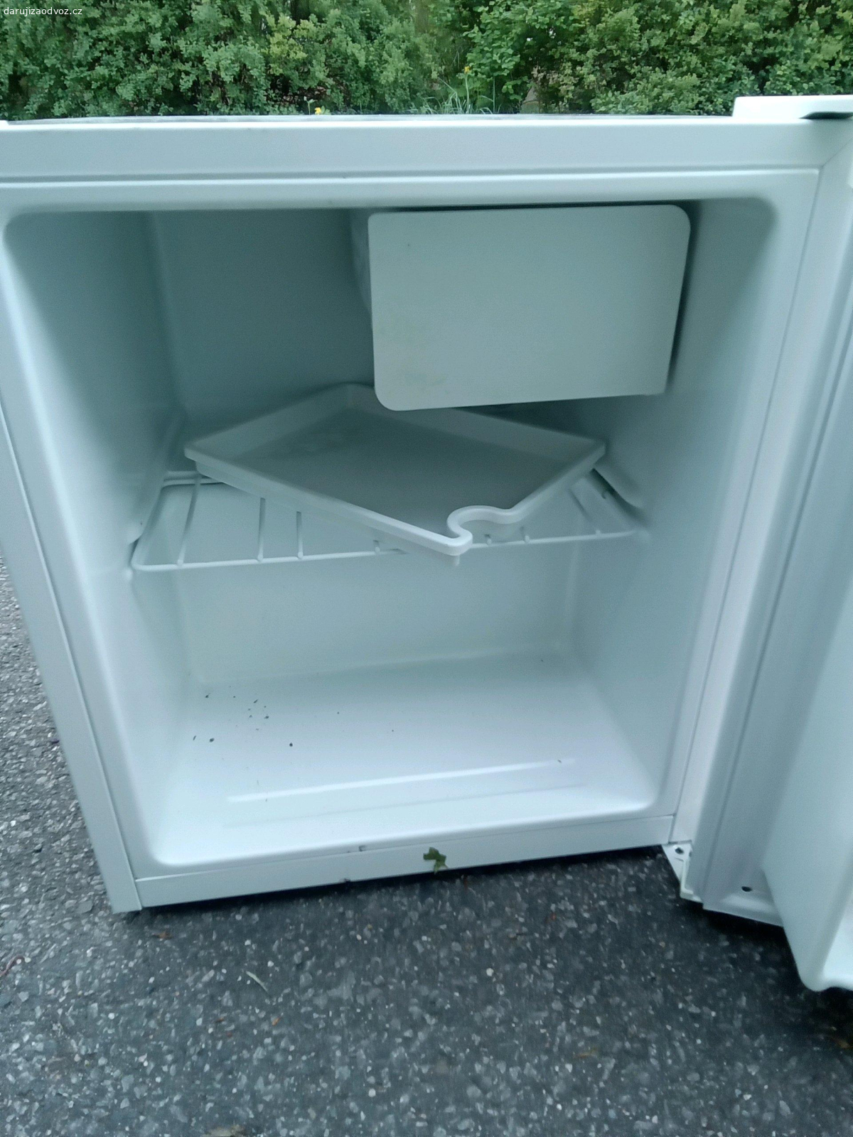 malá lednička. rozměry 60 x 60 x 60 cm, s malinkým mrazákem, spíš tak do kanceláře nebo do ložnice, pište telefon!