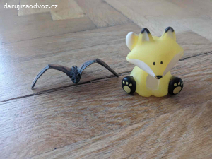 malé hračky a tyčinky