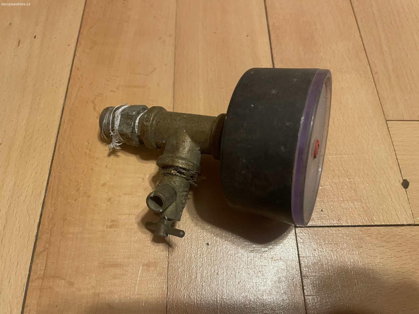 Manometr (0 - 4 bar). Daruji nevyužitý manometr: 0 - 4 bar. Pouzdro je černý plast. K vyzvednutí po předchozí domluvě v Praze nebo středočeský kraj - Beroun, Kladno, Rakovník, Nižbor, Zbečno. Daruji další věci ZA ODVOZ viz. inzeráty!