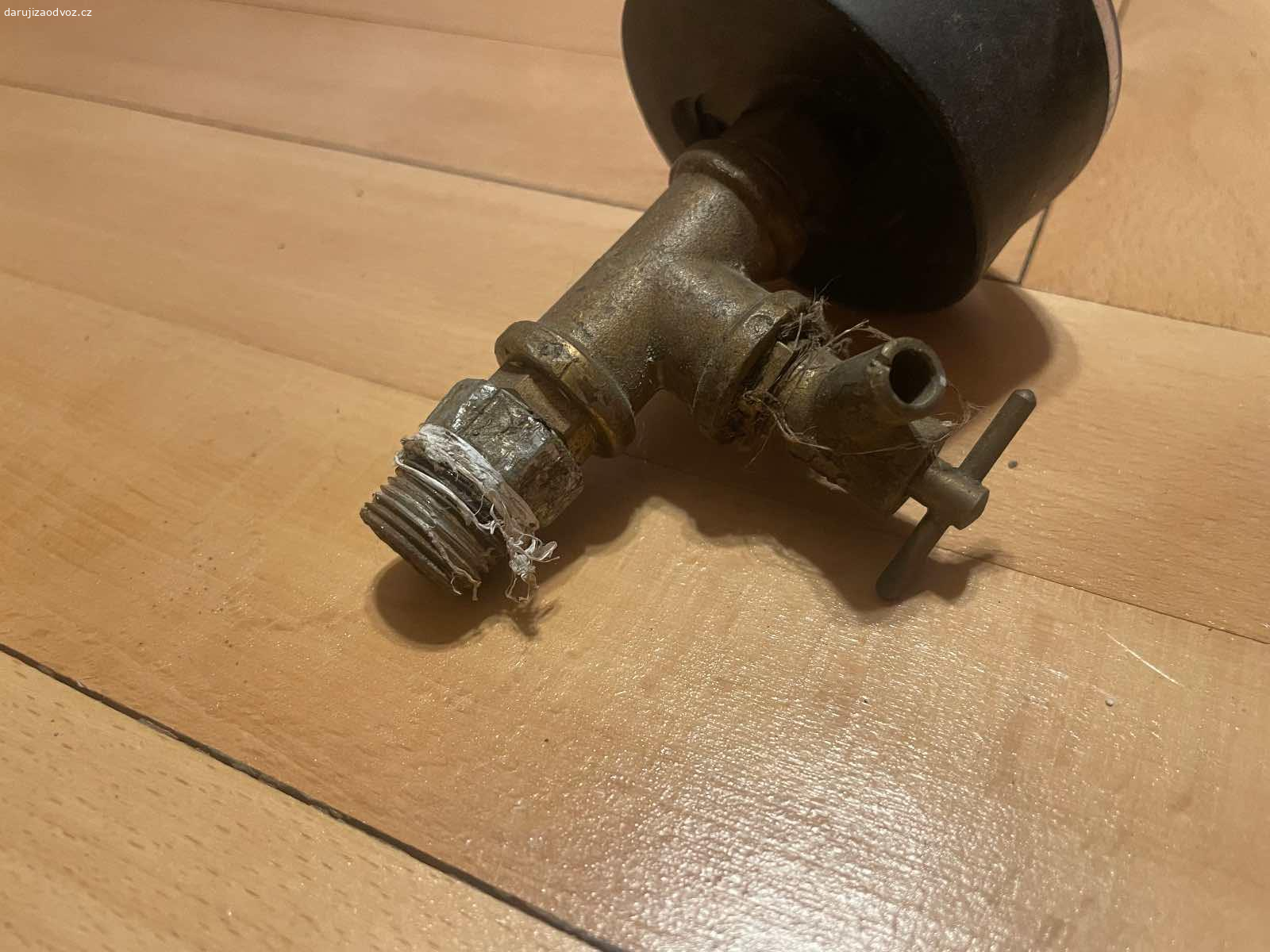 Manometr (0 - 4 bar). Daruji nevyužitý manometr: 0 - 4 bar. Pouzdro je černý plast. K vyzvednutí po předchozí domluvě v Praze nebo středočeský kraj - Beroun, Kladno, Rakovník, Nižbor, Zbečno. Daruji další věci ZA ODVOZ viz. inzeráty!