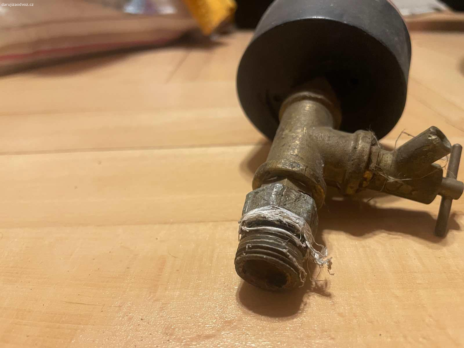 Manometr (0 - 4 bar). Daruji nevyužitý manometr: 0 - 4 bar. Pouzdro je černý plast. K vyzvednutí po předchozí domluvě v Praze nebo středočeský kraj - Beroun, Kladno, Rakovník, Nižbor, Zbečno. Daruji další věci ZA ODVOZ viz. inzeráty!