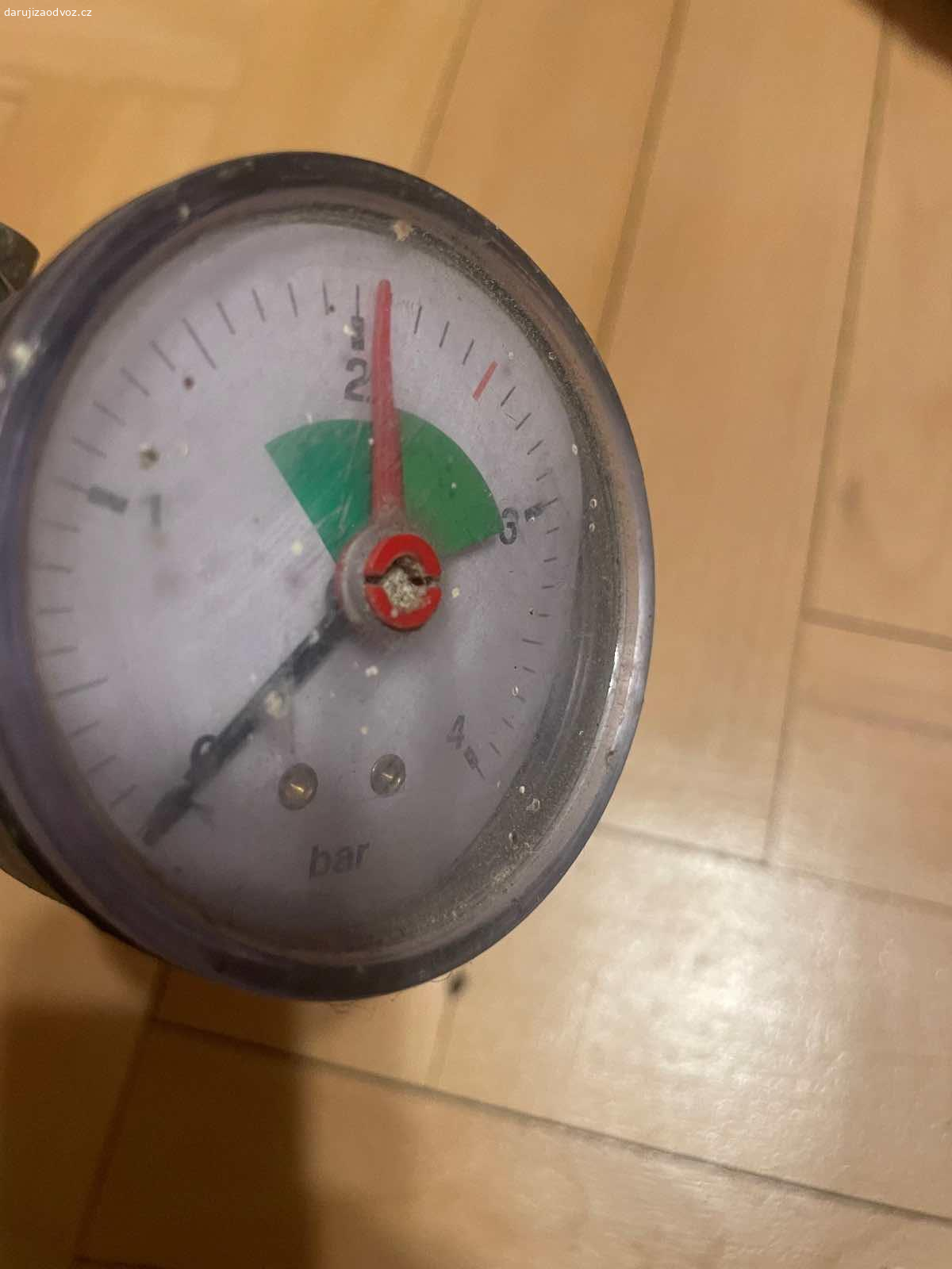 Manometr (0 - 4 bar). Daruji nevyužitý manometr: 0 - 4 bar. Pouzdro je černý plast. K vyzvednutí po předchozí domluvě v Praze nebo středočeský kraj - Beroun, Kladno, Rakovník, Nižbor, Zbečno. Daruji další věci ZA ODVOZ viz. inzeráty!