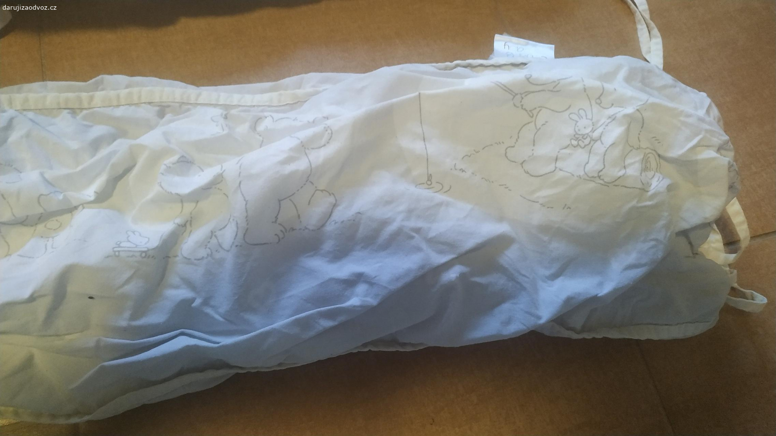 mantinel do dětské postýlky. používaný, bledé barvy, bez děr a fleků. Mohu i zaslat.