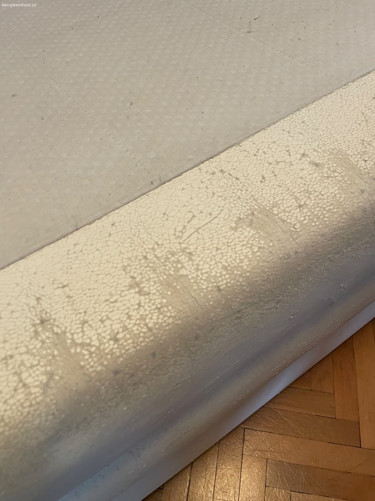 Manželská postel 140x200 cm. Daruji za rozebrání a odvoz manželskou postel - rám ve funkčním stavu, obrovský úložný prostor pod postelí, estetické vady viz foto. Včetně matrace, kterou je potřeba vytepovat. 

Je možné zajistit odvoz naší dodávkou za doplatek, nutné vlastní rozebrání a odnos do auta.