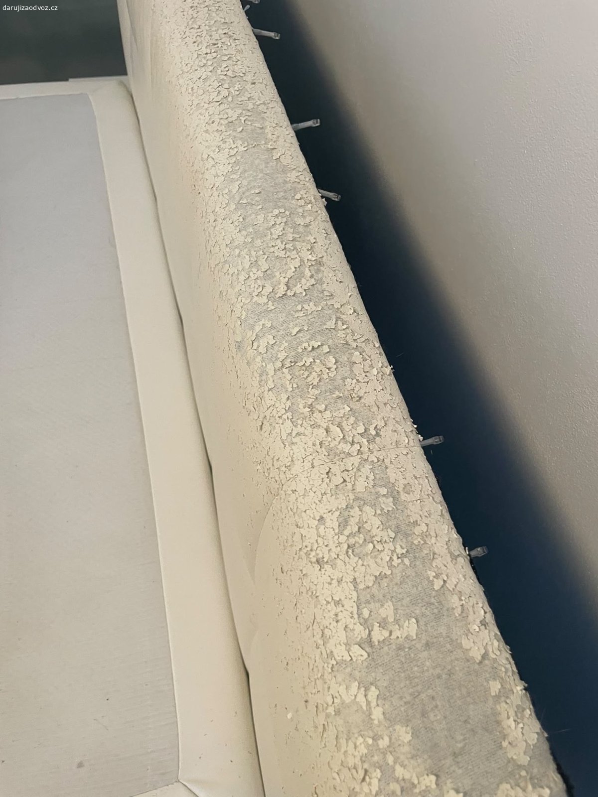 Manželská postel 140x200 cm. Daruji za rozebrání a odvoz manželskou postel - rám ve funkčním stavu, obrovský úložný prostor pod postelí, estetické vady viz foto. Včetně matrace, kterou je potřeba vytepovat. 

Je možné zajistit odvoz naší dodávkou za doplatek, nutné vlastní rozebrání a odnos do auta.