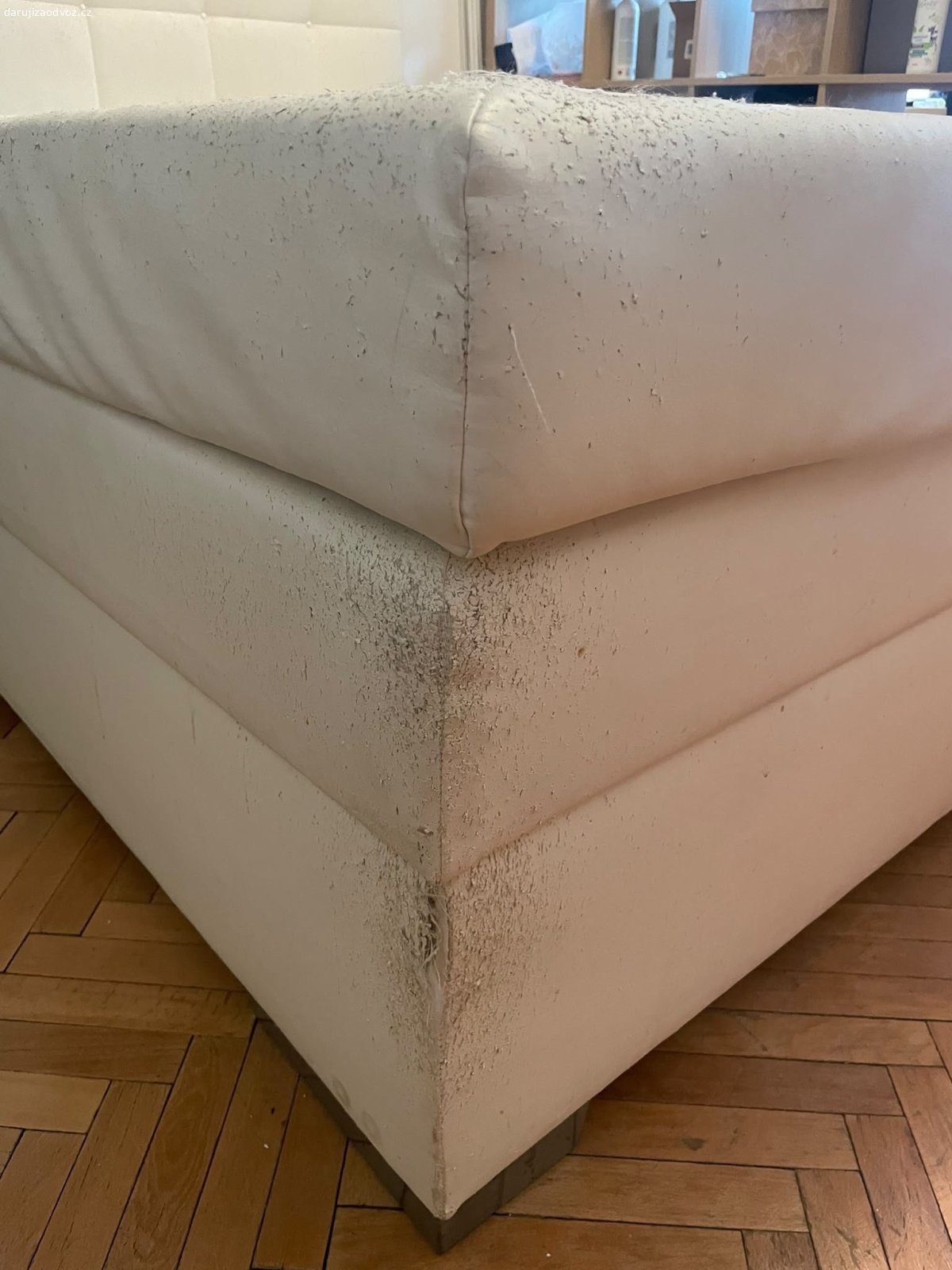 Manželská postel 140x200 cm. Daruji za rozebrání a odvoz manželskou postel - rám ve funkčním stavu, obrovský úložný prostor pod postelí, estetické vady viz foto. Včetně matrace, kterou je potřeba vytepovat. 

Je možné zajistit odvoz naší dodávkou za doplatek, nutné vlastní rozebrání a odnos do auta.