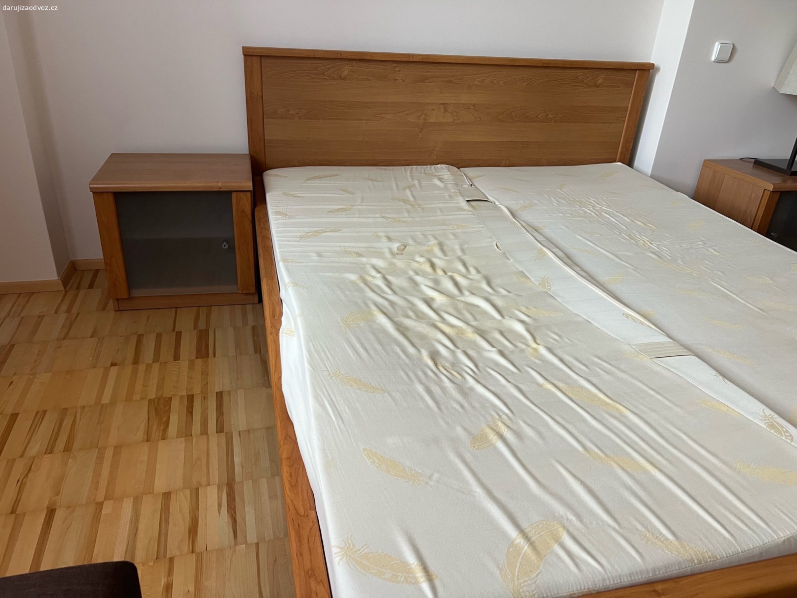 Manželská postel s nočními stolky. Daruji za odvoz manželskou postel s nočními stolky. Poslel je již rozložená, nejdelší část má 210 cm. Matrace má 200 cm na délku a 80 cm na šířku.
