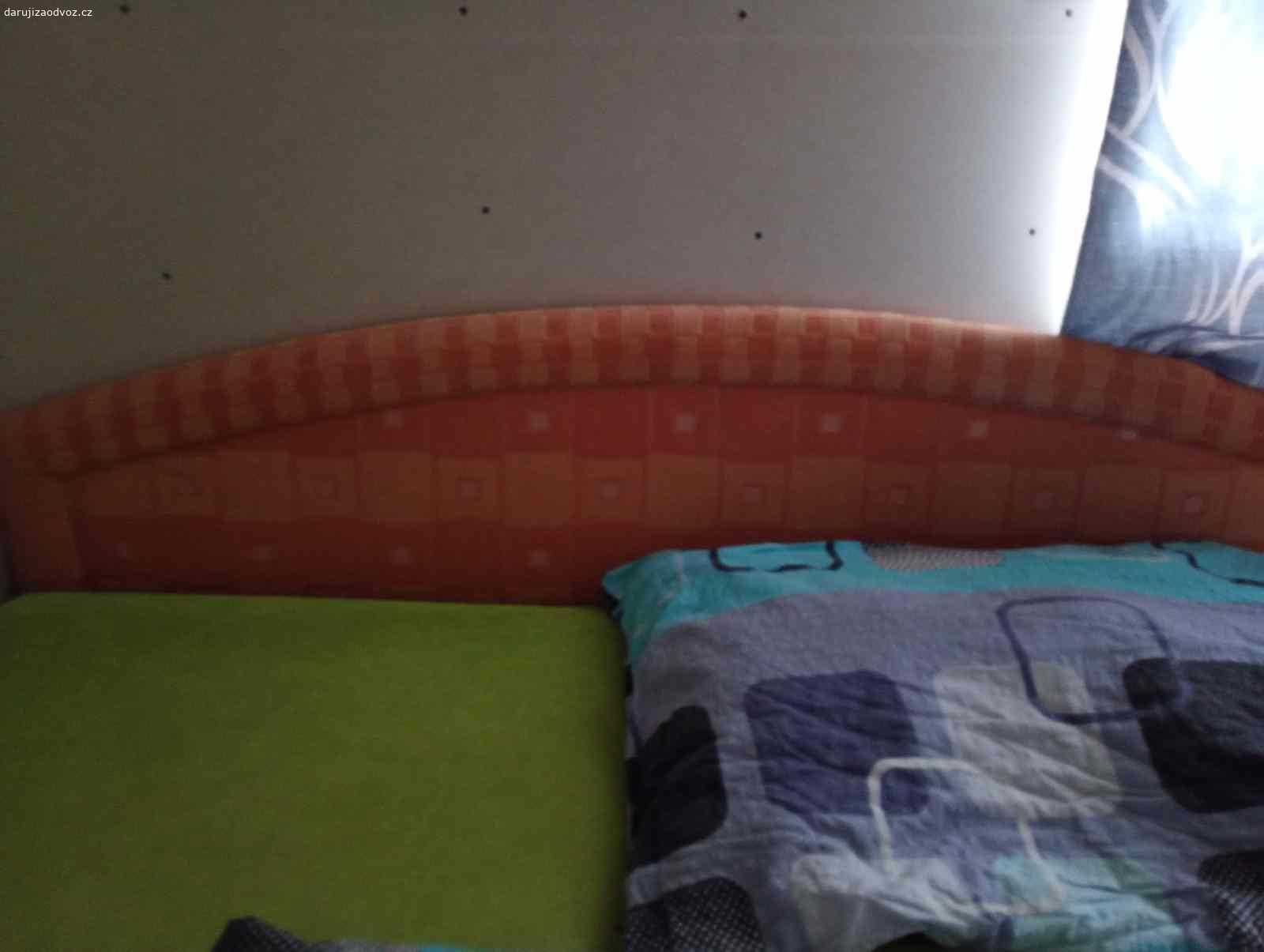 Manželská postel zdarma. Lze dát i jako dvě samostatné postele, látka v pořádku, barva oranžová, odvoz nutný do 7.12.