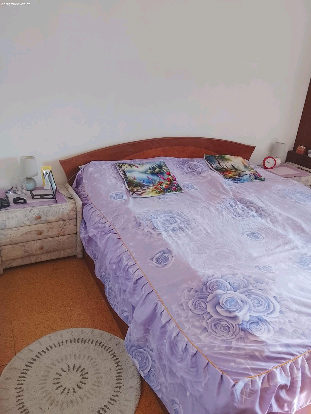 manželská postel. daruji za odvoz manželskou postel i s matrací a 2 noční stolky k tomu.odvoz si musíte zajistit,je to v Jablonci nad Nisou.Spěchá to, nejdéle do pátka 10.4.26