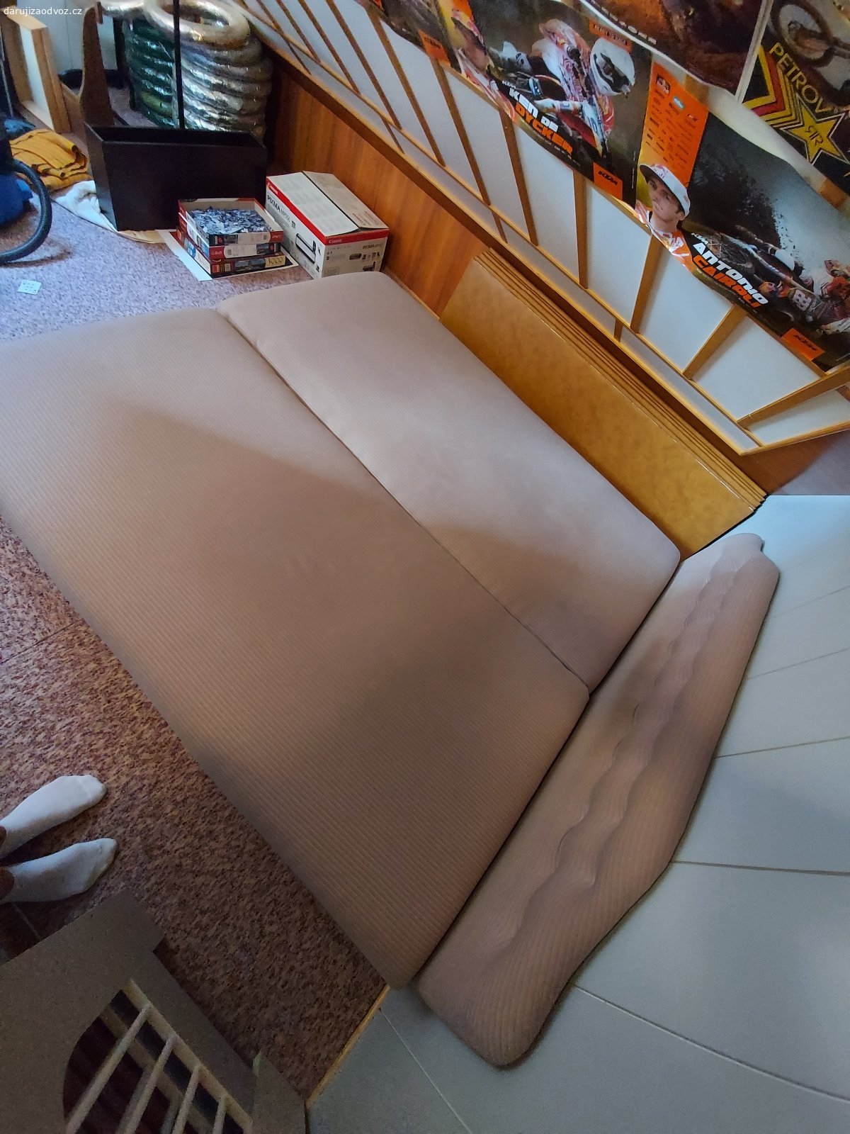 Manželská postel. Daruji za odvoz manželskou postel s úložným prostorem, viz. foto