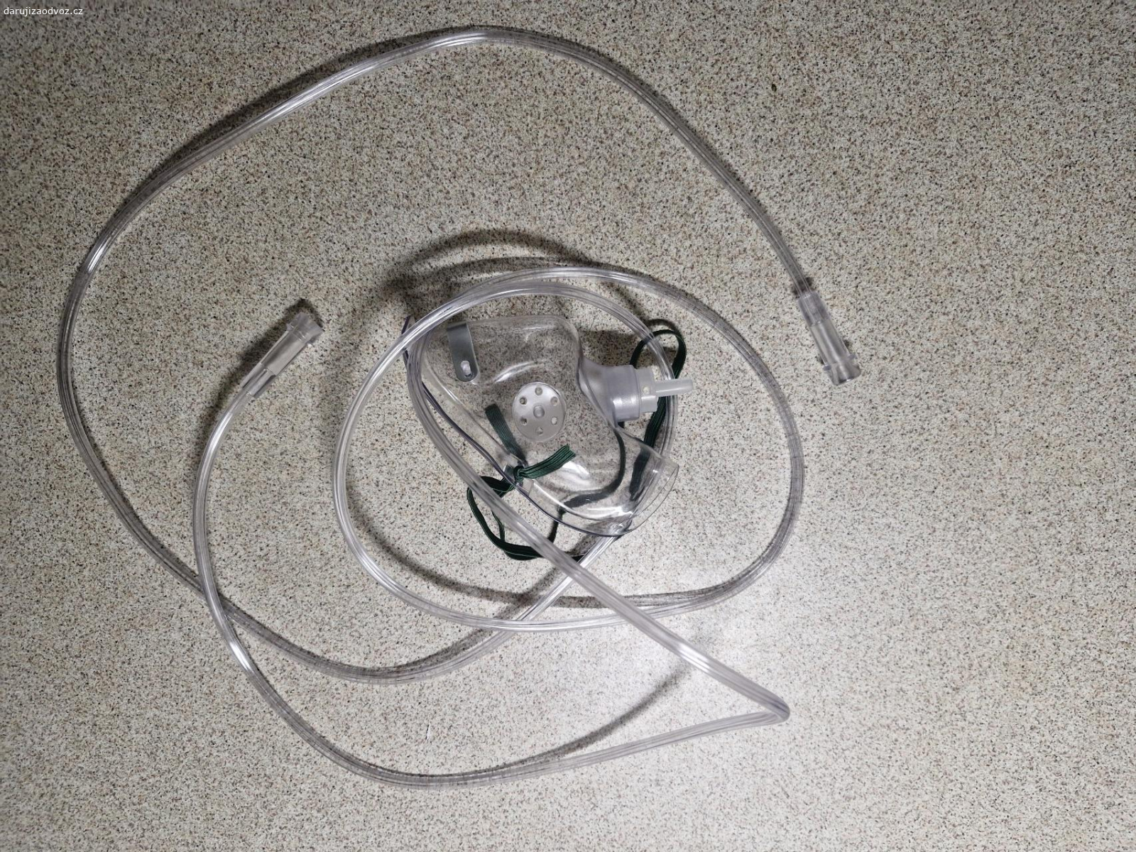 Maska od nádoby s kyslíkem. Daruji inhalační masku od nádoby od kyslíku, dala by se použít nejspíš i k inhalátoru. Nikdy nepoužitá.