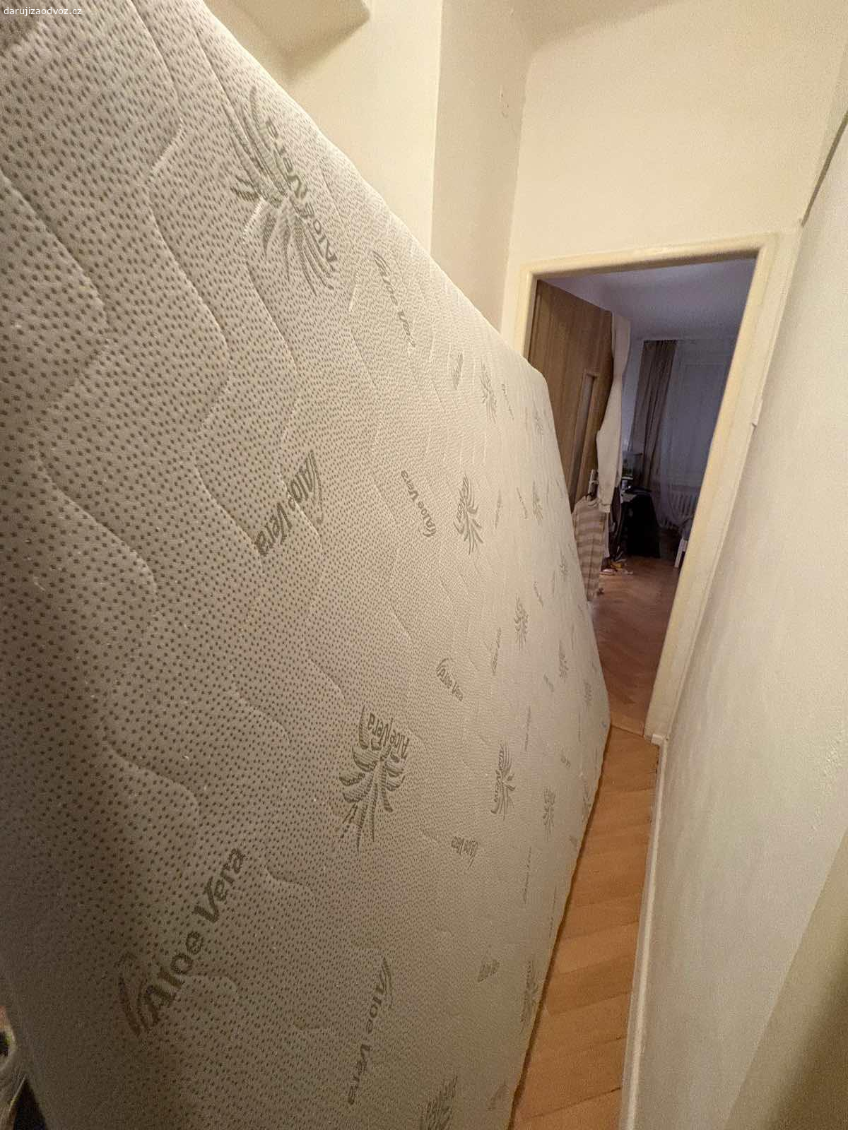 MATRACE 160x200 + pohovka KLIPPAN (pouze spolu). •	Vysoká pěnová matrace CAROLINA WILSONDO 160×200 cm, používaná cca 1 rok.

•	Pohovka IKEA KLIPPAN sofa s potahem (jde bez problémů vyprat), cca 2 roky stará. Jedna nožka odpadává, ale dá se snadno nasadit zpět a pohovka pak stojí bez problémů.
