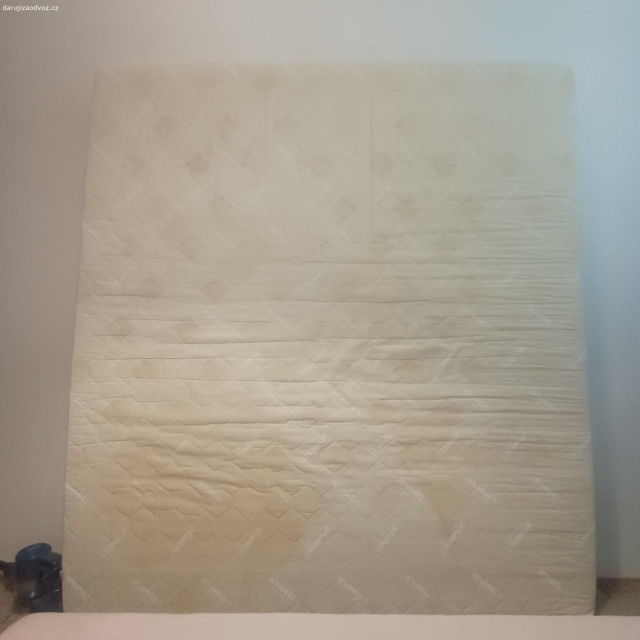 matrace 180x200. Daruji sendvičovou matraci za odvoz, je středně tvrdá, výška 18 cm, používaná asi 6 let, stále se na ní ještě moc dobře leží, není nikde proležená! Typické fleky na potahu, ten je ale pratelný!