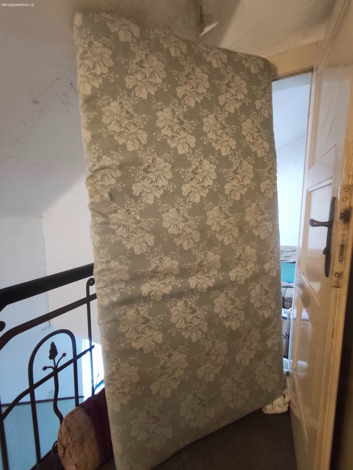 Matrace 210x90 cm (použitá). Daruji za odvoz starší matraci 210x90 (x13).

Matrace je ve velmi dobrém stavu, ležela x let na půdě - tedy je zaprášená a má pár flíčků, jinak jí vůbec nic neni.

K Vyzvednutí pouze na adrese. Děkuji