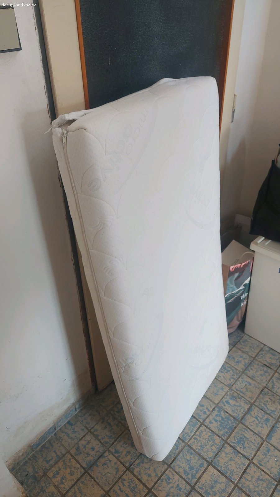 Matrace do postýlky. Daruji dětskou matrací. 62x119 cm
jen je potřeba zašít potah.