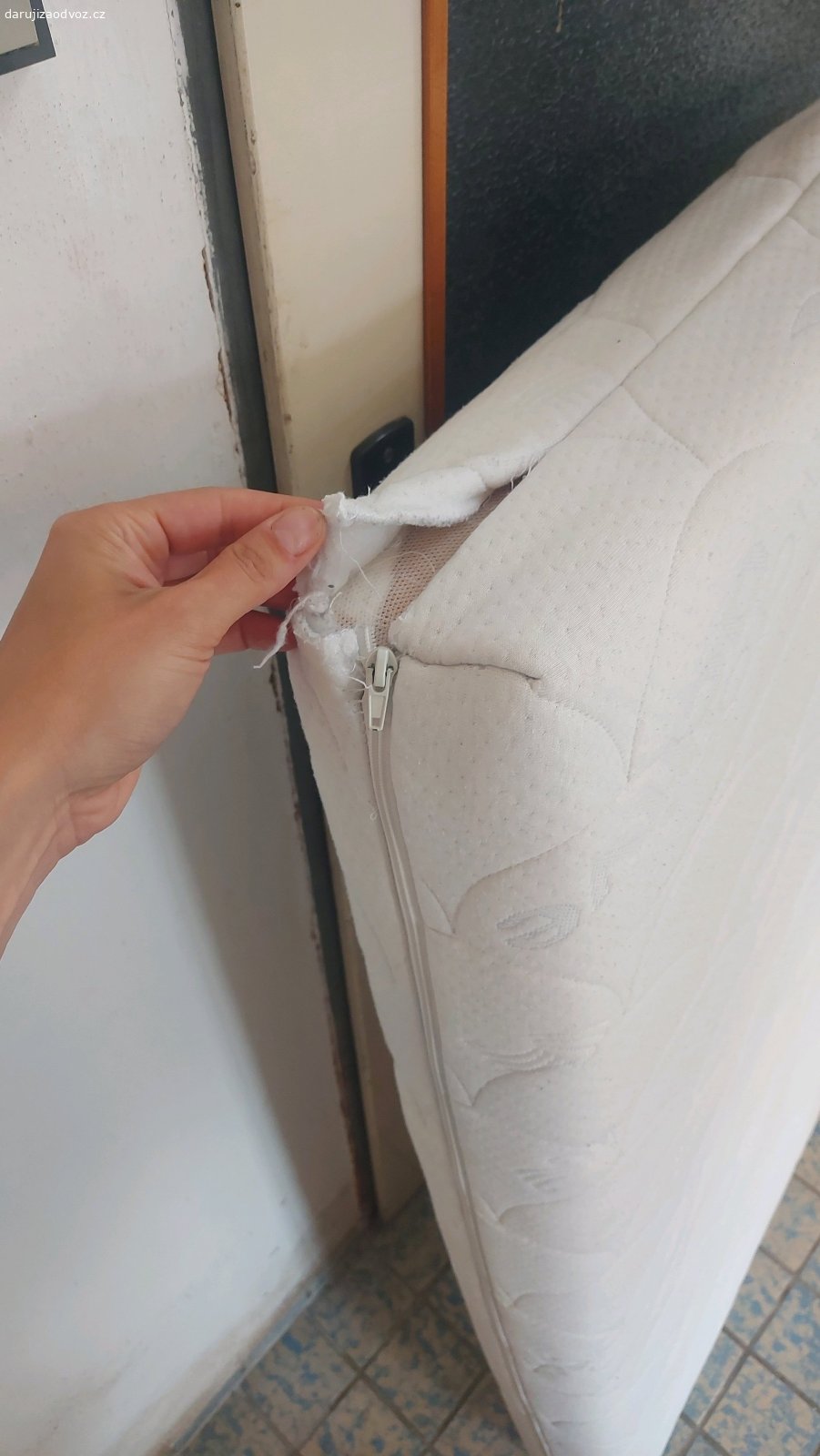 Matrace do postýlky. Daruji dětskou matrací. 62x119 cm
jen je potřeba zašít potah.