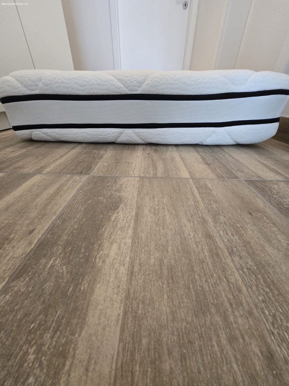 Matrace - nestandartní rozměr - daruji za odvoz. Daruji za odvoz matraci nestandartních rozměrů 180x80x16 cm, vyráběnou na zakázku od společnosti Purtex. Stav velmi dobrý, čistá, málo používaná. Je pratelná.