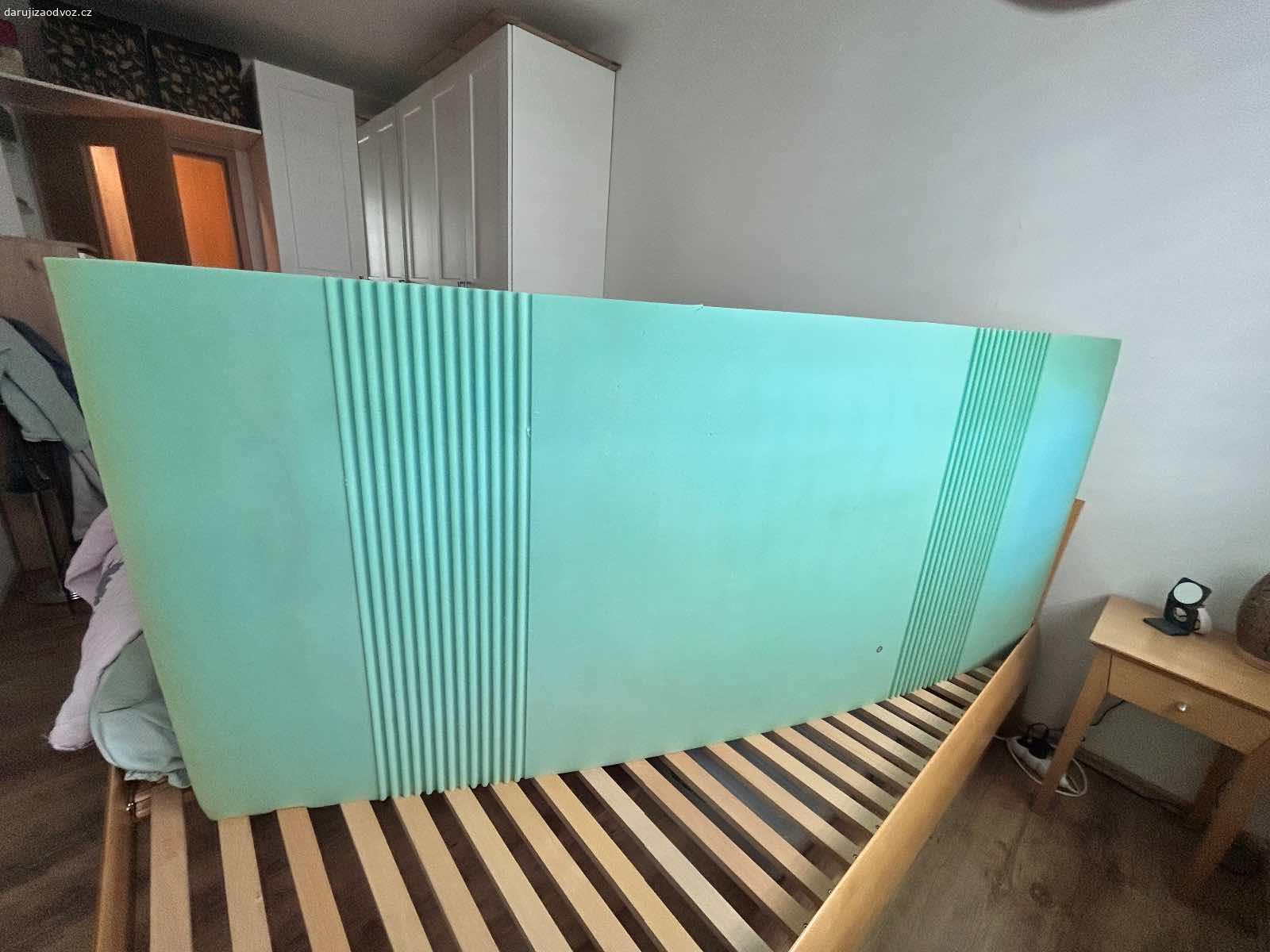 Matrace s paměťovou pěnou  200x90. Daruji matraci s paměťovou pěnou 200x90. není kompletní povlak, je pouze jedna polovina, viz foto.