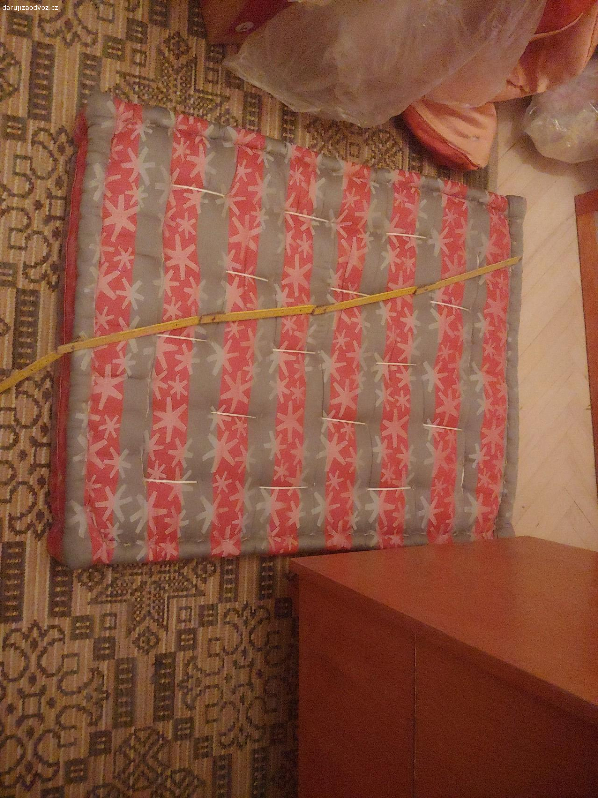 Matrace. Daruji třeba pro psy do boudy.
90x63 cm, 13 cm, červená 3x
42x63 cm, 13 cm, červená 3x
cca 64x78 cm, 10 cm, vločky 6x
cca 90x86 cm, 15 cm, zelenočerná 2x
předání Vyškov.