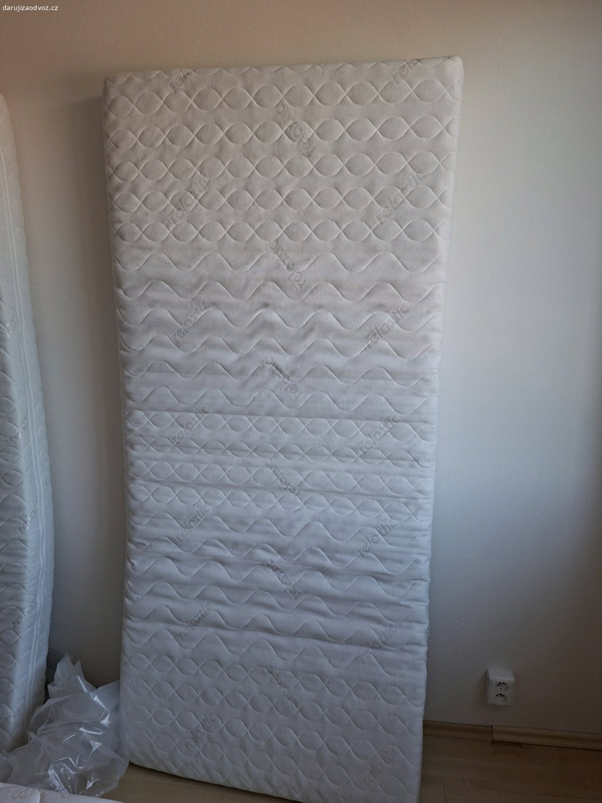 Matrace. Daruji 2 matrace klasických rozměrů 90x200 cm. Jedna je proleželá, druhá poměrně ok.