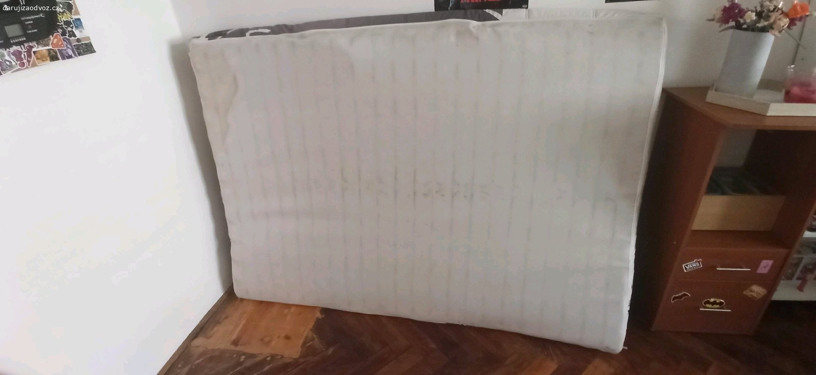 Matrace. Nabízím matraci, pružinová, starší, vhodná k občasnému přespání, má pár fleků a má rozměry 140x200. Z jedné strany trošku zkosená, nejspíš používáním.