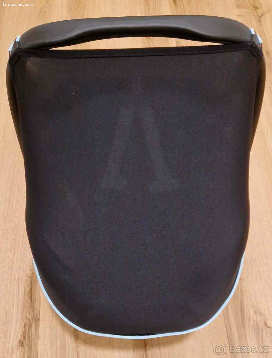 MAXI-COSI Pebble Pro i-Size + Základna FamilyFix3. Daruji dětskou autosedačku se ISOFIX základnou. Nikdy nebouráno a vše plně funkční.
K sedačce navíc adaptéry na kočárek Britax Romer Smile III.

MAXI-COSI Autosedačka Pebble Pro i-Size (0-13 kg) Essencial Blue
- vhodná pro cestování v letadle
- snadné nastavení pásů dítěte
- potah autosedačky lze prát v pračce
- přeprava dítěte proti směru jízdy
- splňuje požadavky bezpečnostní normy i-Size (R129)
- bez základny Maxi Cosi lze autosedačku připevnit pomocí 3 bodového bezpečnostního pásu
- interaktivní světelné a zvukové upozornění na základně minimalizuje pravděpodobnost nesprávného připevnění autosedačky
- snadná instalace autosedačky do základny = systém Click & Go
- součástí autosedačky je pohodlná výplň pro novorozence
- stříška proti slunci, která je zabudována v zadní části autosedačky
Specifikace:
hmotnost: 4,55 kg
rozměry: 37,5 až 56 cm x 67 až 71,5 cm x 44 cm (v x h x š)