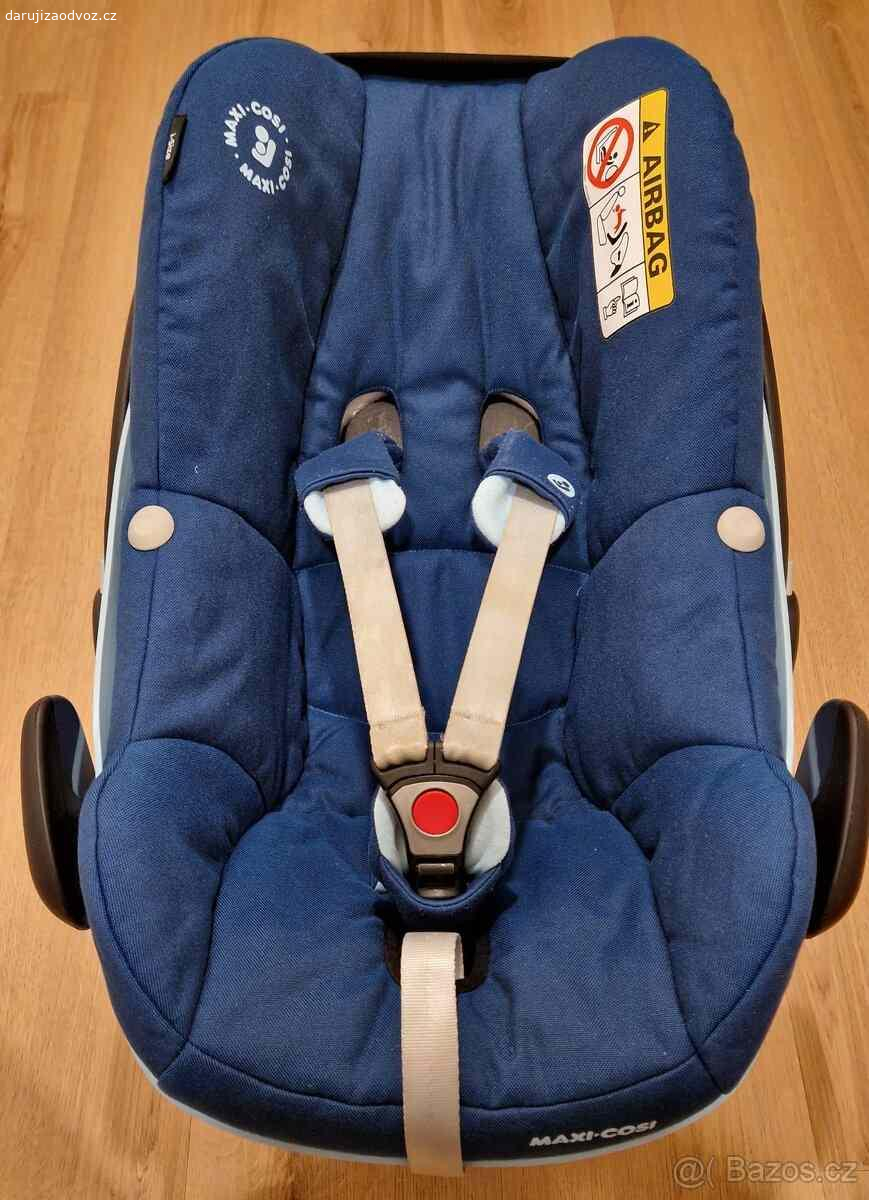 MAXI-COSI Pebble Pro i-Size + Základna FamilyFix3. Daruji dětskou autosedačku se ISOFIX základnou. Nikdy nebouráno a vše plně funkční.
K sedačce navíc adaptéry na kočárek Britax Romer Smile III.

MAXI-COSI Autosedačka Pebble Pro i-Size (0-13 kg) Essencial Blue
- vhodná pro cestování v letadle
- snadné nastavení pásů dítěte
- potah autosedačky lze prát v pračce
- přeprava dítěte proti směru jízdy
- splňuje požadavky bezpečnostní normy i-Size (R129)
- bez základny Maxi Cosi lze autosedačku připevnit pomocí 3 bodového bezpečnostního pásu
- interaktivní světelné a zvukové upozornění na základně minimalizuje pravděpodobnost nesprávného připevnění autosedačky
- snadná instalace autosedačky do základny = systém Click & Go
- součástí autosedačky je pohodlná výplň pro novorozence
- stříška proti slunci, která je zabudována v zadní části autosedačky
Specifikace:
hmotnost: 4,55 kg
rozměry: 37,5 až 56 cm x 67 až 71,5 cm x 44 cm (v x h x š)