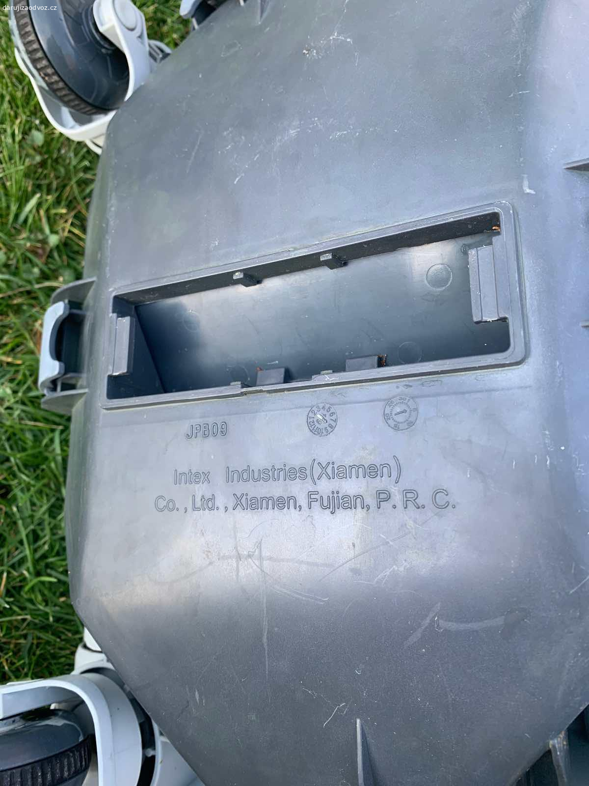 Mechanický robot na čištění bazénu INTEX. Mechanický robot na čištění bazénu INTEX