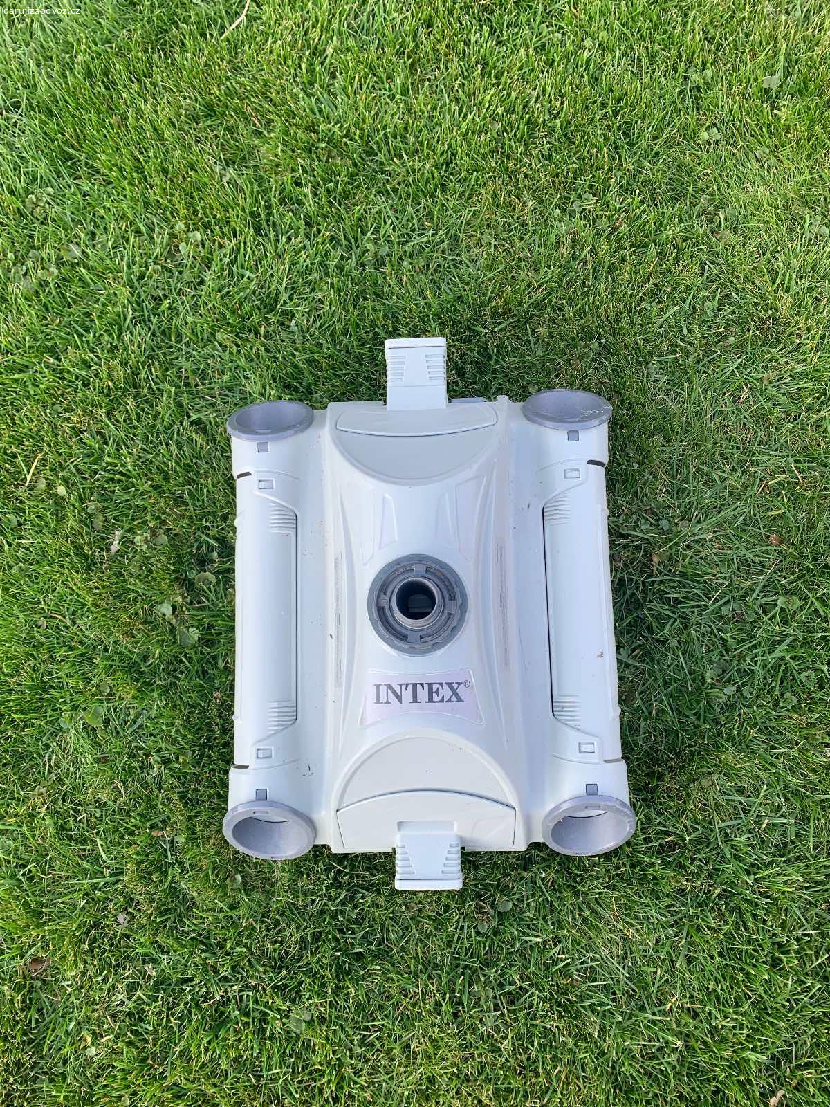 Mechanický robot na čištění bazénu INTEX. Mechanický robot na čištění bazénu INTEX