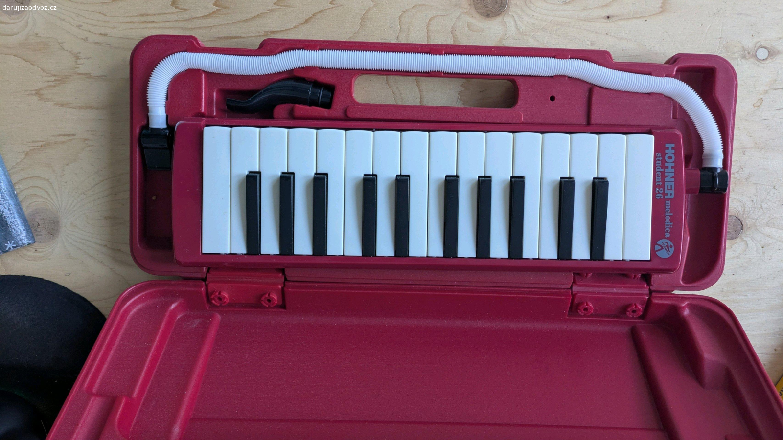 Melodika Hohner student 26. funkční, jen jeden z vrchních tonu trochu 