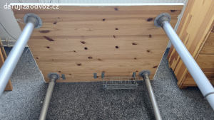 Menší pracovní stůj, vyškově nastavitelné nohy