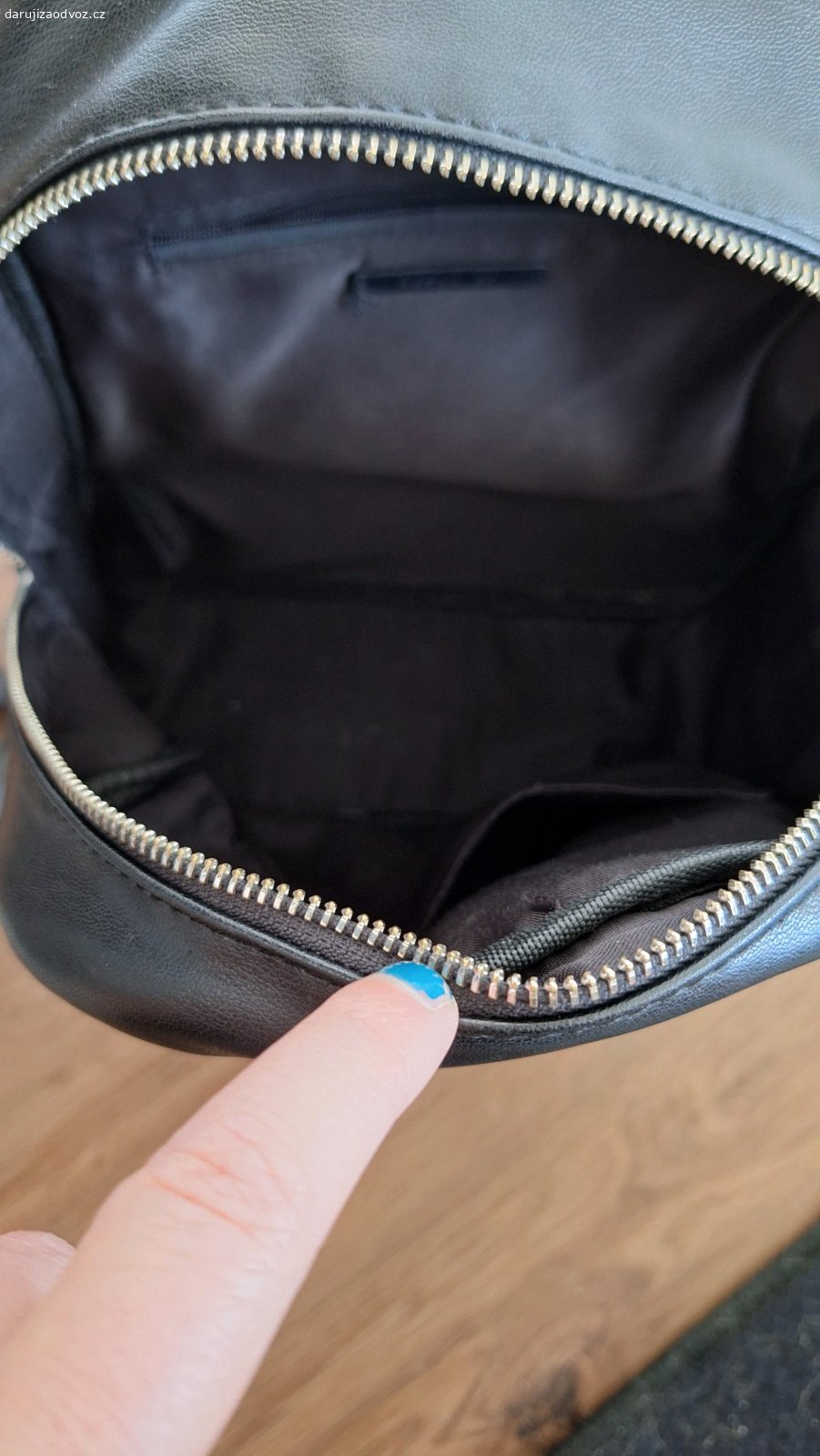 městský batoh Reserved. za odvoz/odnos (případně za proteinovou tyčinku nebo něco jiného zdravého) daruji batoh. Hlavní kapsa má bohužel rozbitý zip, ale třeba si někdo zvládne opravit. Kdo dřív přijde,  jinak letí do odpadu. Ideálně ještě dnes nebo v pondělí.