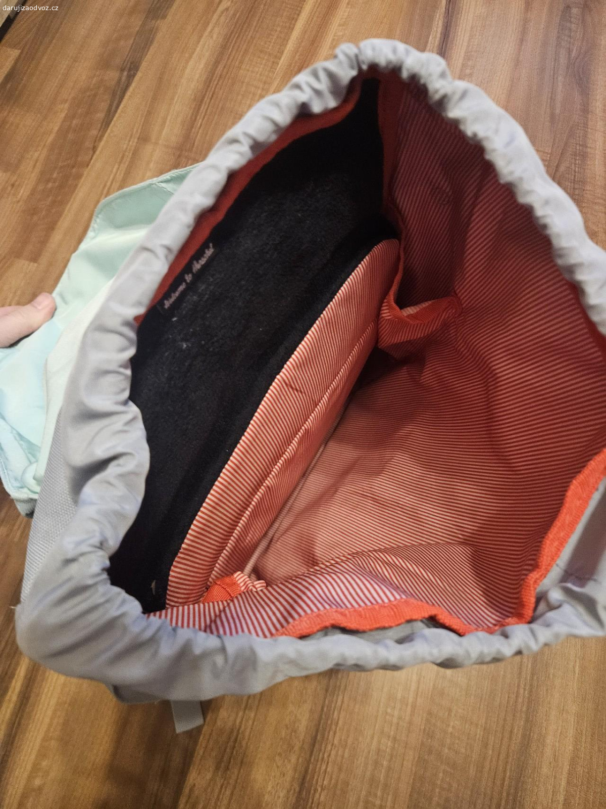 Městský batoh. daruji za odvoz městský batoh viz foto. je ok jen řemínky jsou vzhledově poškozené na funkčnost to nemá vliv.