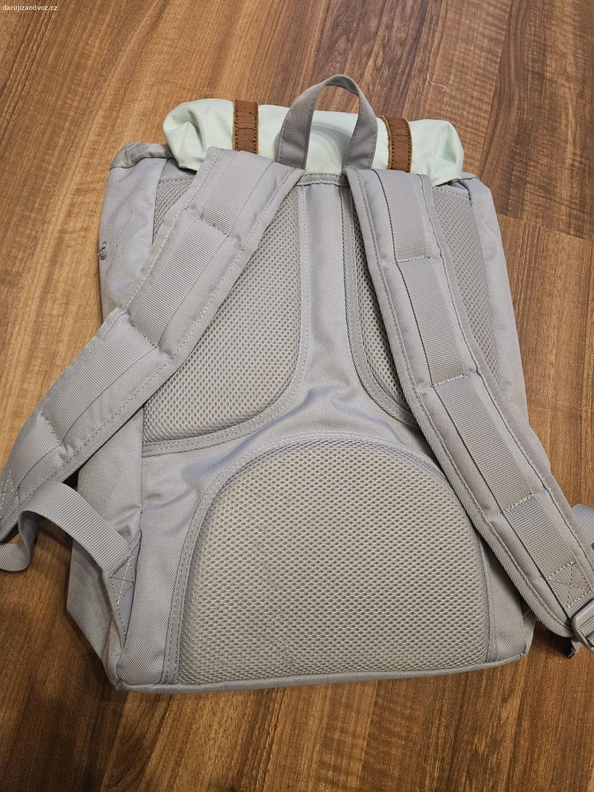 Městský batoh. daruji za odvoz městský batoh viz foto. je ok jen řemínky jsou vzhledově poškozené na funkčnost to nemá vliv.