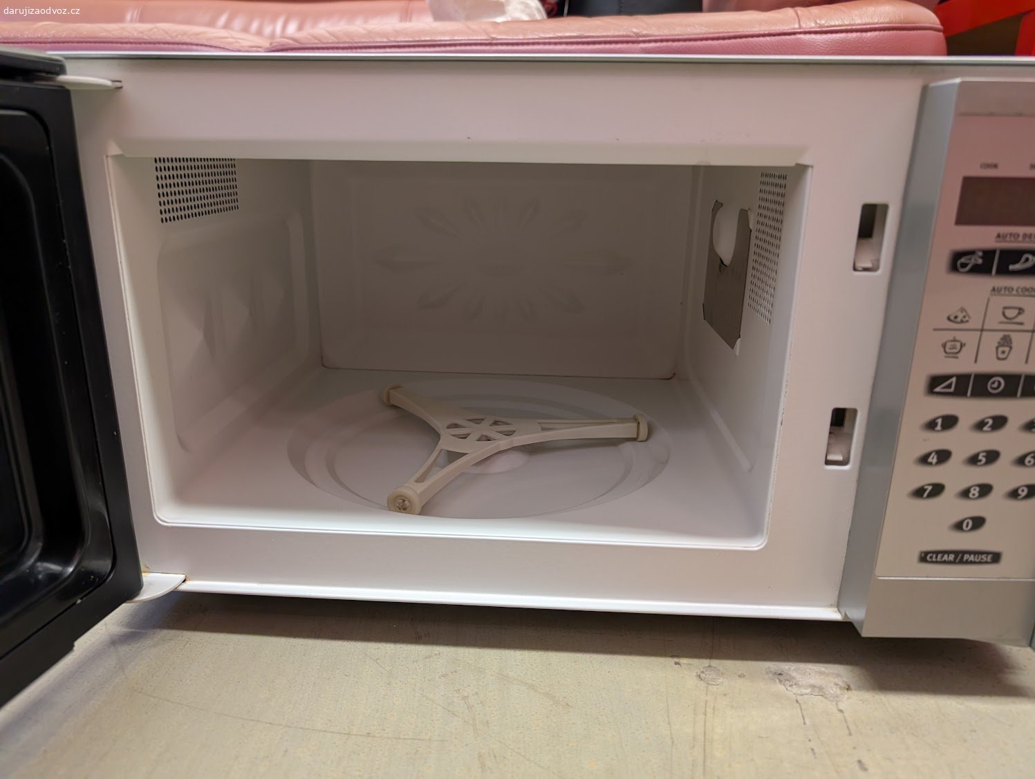 Mikrovlnná trouba Electrolux EME 1 – na opravu. Daruji za odvoz  mikrovlnnou troubu Electrolux EME 1925S. Funguje, ale po nějaké
době provozu začne jiskřit v místě kovové (slídové) destičky uvnitř – píšu to
rovnou, ať víte do čeho jdete. Nejspíš stačí vyměnit slídovou krytku vlnovodu
(levný náhradní díl), takže ideální pro kutila, na opravu nebo na náhradní díly
(magnetron, transformátor, motorek talíře). Do  opravy ji nepoužívejte.

• Značka / model: Electrolux EME 1925S (typ T17)
• Mikrovlnný výkon: 800 W (max. příkon 1250 W, 230 V)
• číselné ovládání, programy Auto Defrost / Auto Cook, hodiny
• Barva: stříbrná
• Kosmeticky zachovalá, čistá
• Stav: FUNKČNÍ s vadou – po chvíli jiskří u slídové destičky (viz výše)

Na fotkách přesně to, co dávám.

Vyzvednutí osobně – Praha 13 (Hostinského), všední dny mezi 9-19.
Pište pouze SMS a rovnou kdy se můžete zastavit.