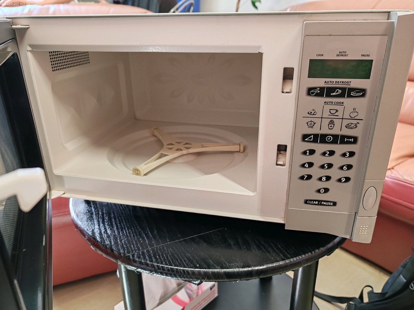 Mikrovlnná trouba (na díly). Daruji mikrovlnku Elektrolux - jiskří.
Osobní vyzvednutí v Praze Stodůlky.