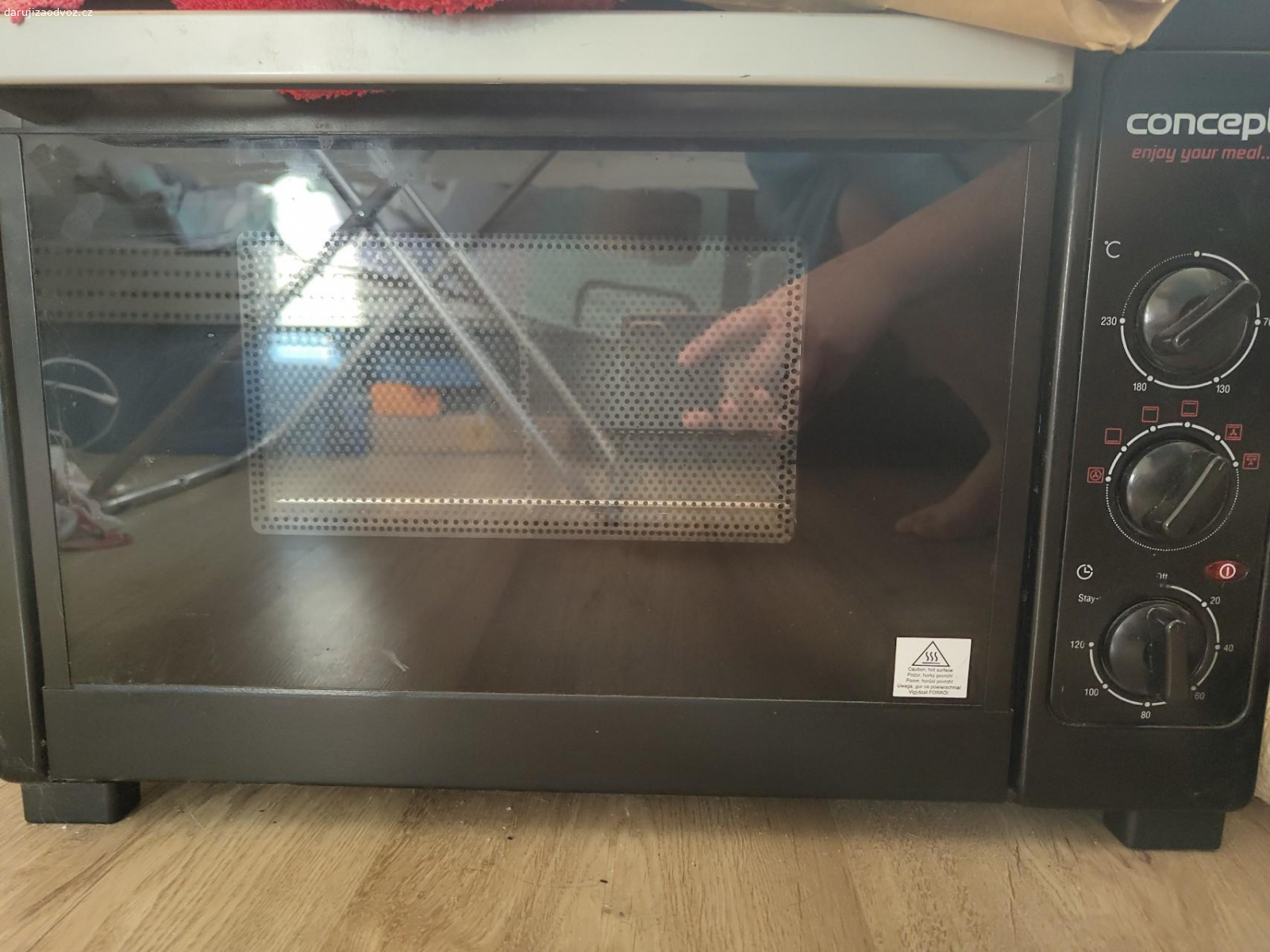 Mini trouba. Funkční, ale občas blbne spodní ohřev. Časovač někdy zlobí (nevypne se nebo necinkne). Je potřeba vyčistit.