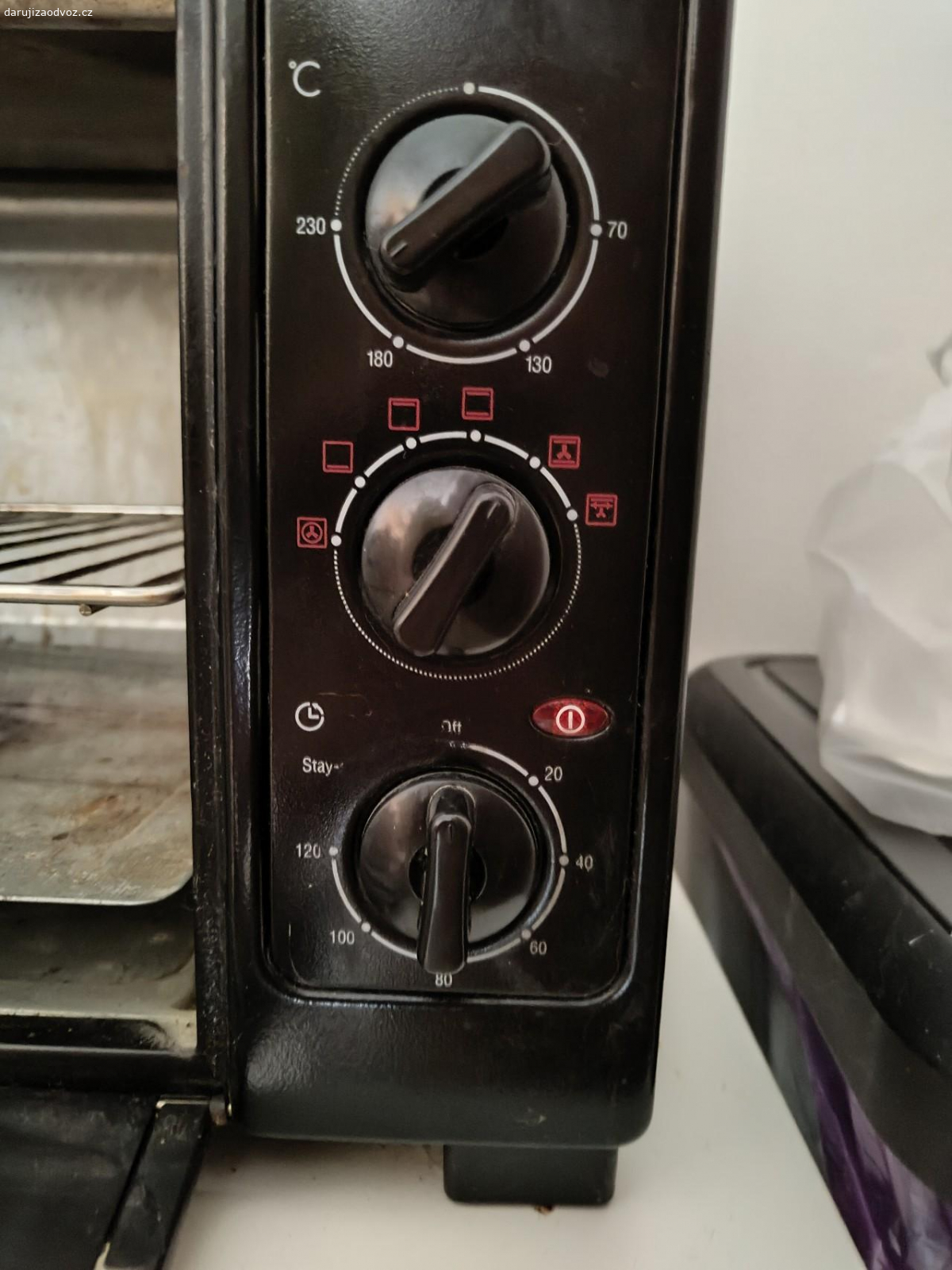 Mini trouba. Funkční, ale občas blbne spodní ohřev. Časovač někdy zlobí (nevypne se nebo necinkne). Je potřeba vyčistit.