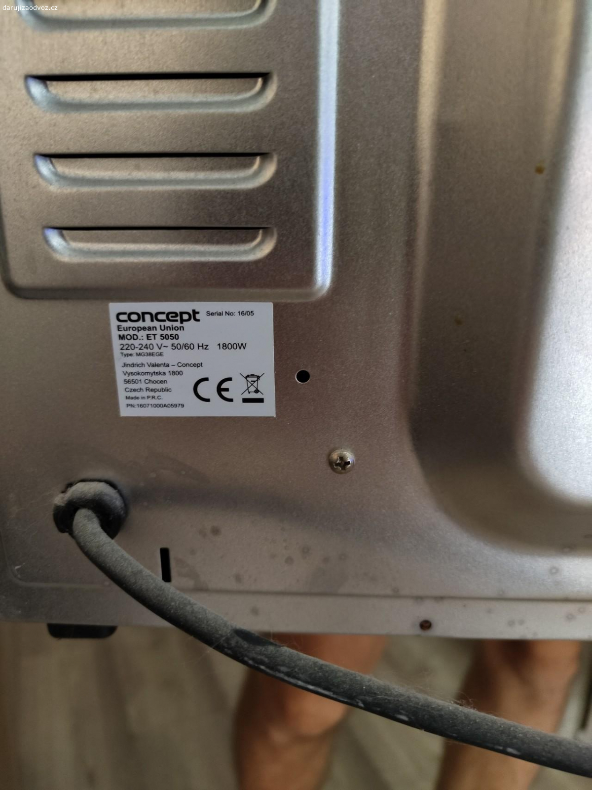 Mini trouba. Funkční, ale občas blbne spodní ohřev. Časovač někdy zlobí (nevypne se nebo necinkne). Je potřeba vyčistit.