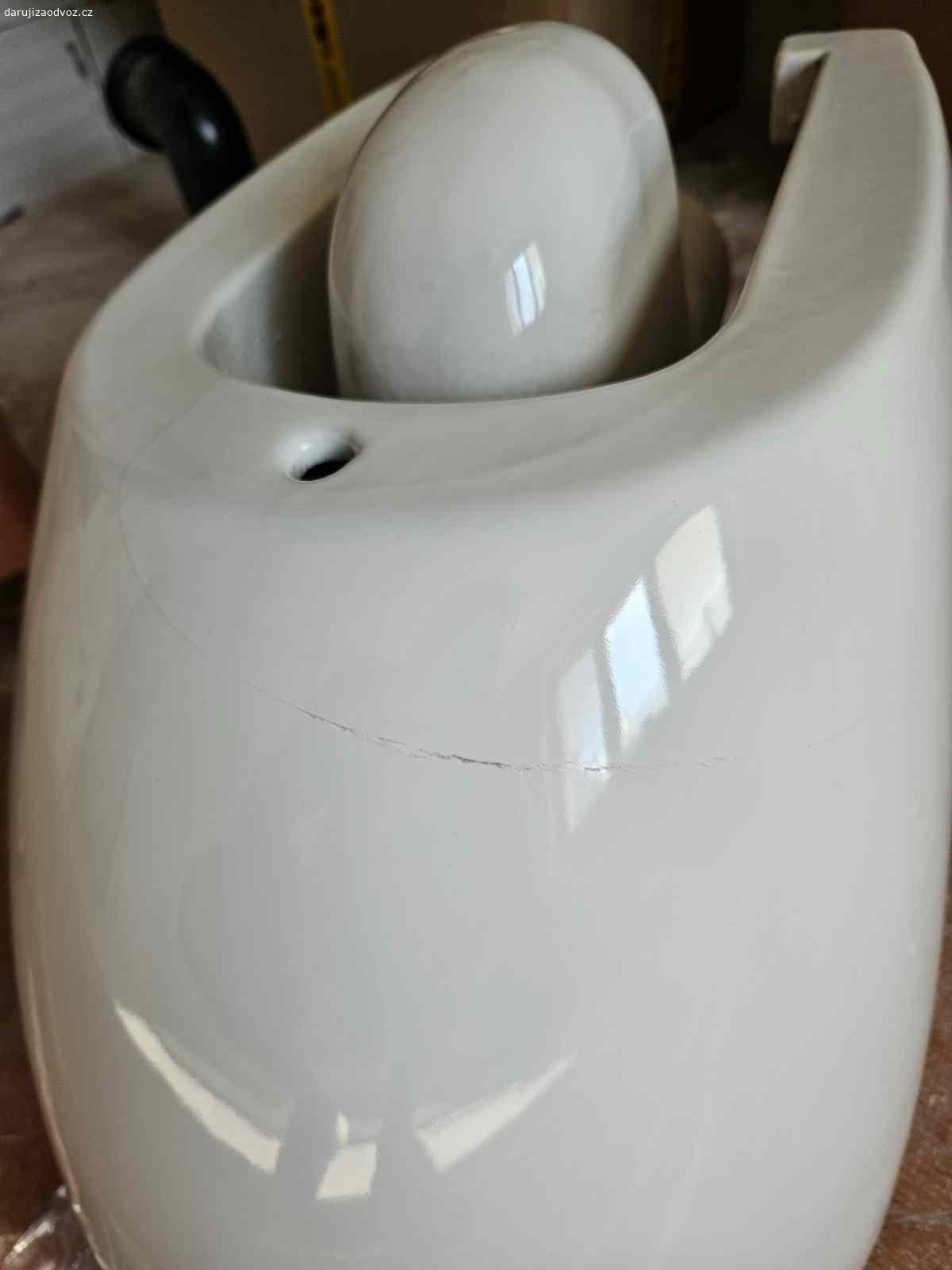 Mísa. za odvoz nabízím závěsné wc Ravak (https://www.siko.cz/wc-zavesne-ravak-uni-chrome-rimoff-zadni-odpad-x01535/p/X01535?gad_campaignid=12975853354) na pohledové části je prasklina, uvnitř wc prasklinu nevidím (viz. foto)