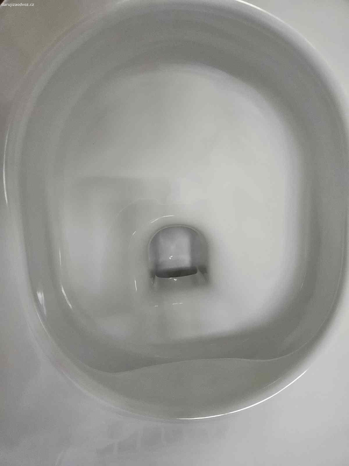 Mísa. za odvoz nabízím závěsné wc Ravak (https://www.siko.cz/wc-zavesne-ravak-uni-chrome-rimoff-zadni-odpad-x01535/p/X01535?gad_campaignid=12975853354) na pohledové části je prasklina, uvnitř wc prasklinu nevidím (viz. foto)