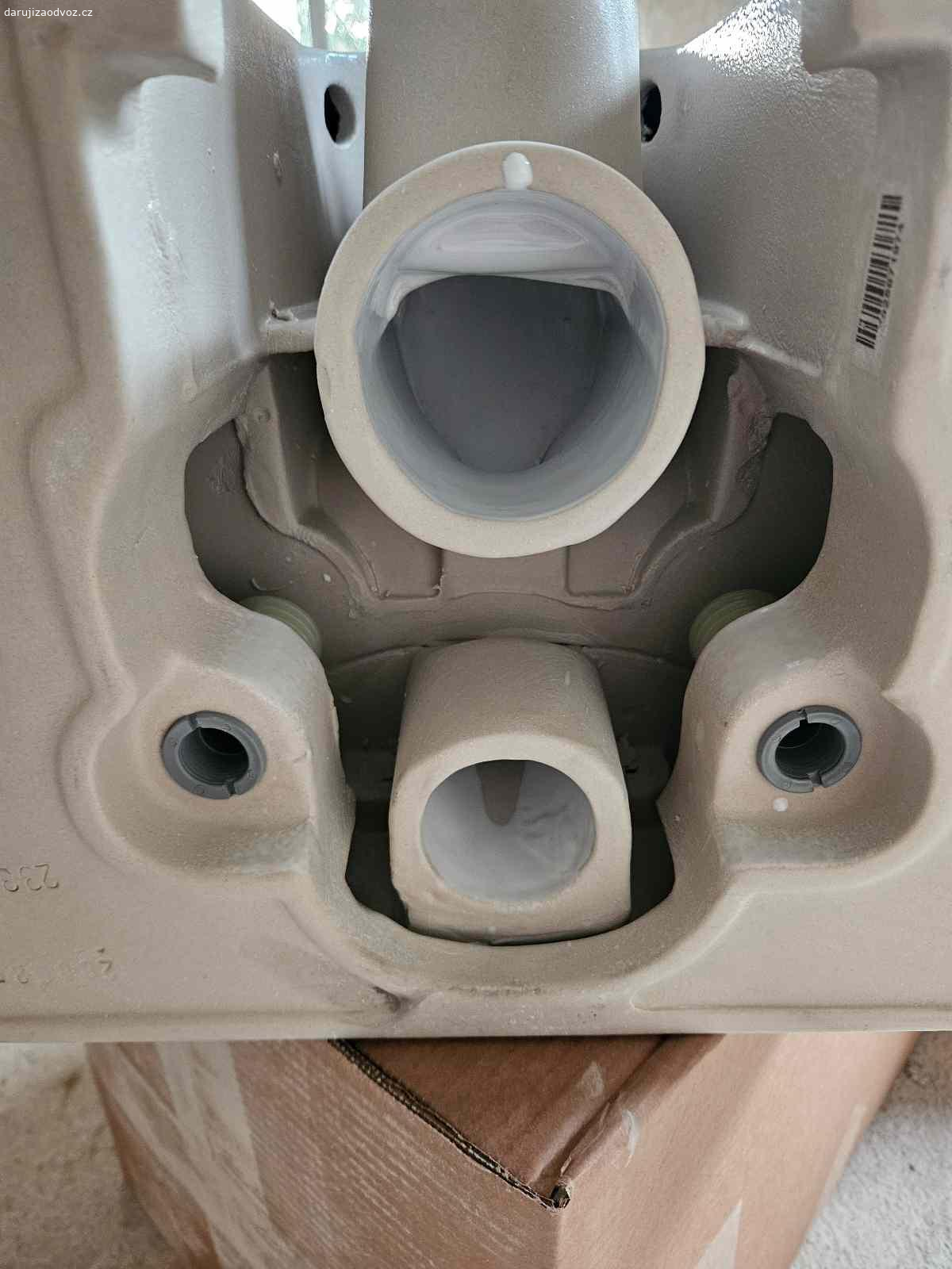 Mísa. za odvoz nabízím závěsné wc Ravak (https://www.siko.cz/wc-zavesne-ravak-uni-chrome-rimoff-zadni-odpad-x01535/p/X01535?gad_campaignid=12975853354) na pohledové části je prasklina, uvnitř wc prasklinu nevidím (viz. foto)