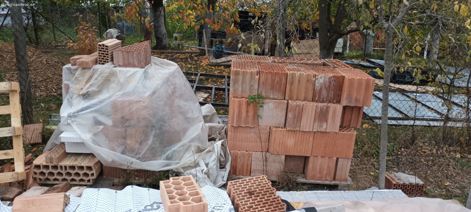 mix cihel. 2m3 / dvě palety: Porotherm příčková, 300mm pro nosné zdi, Miako, Porfix.